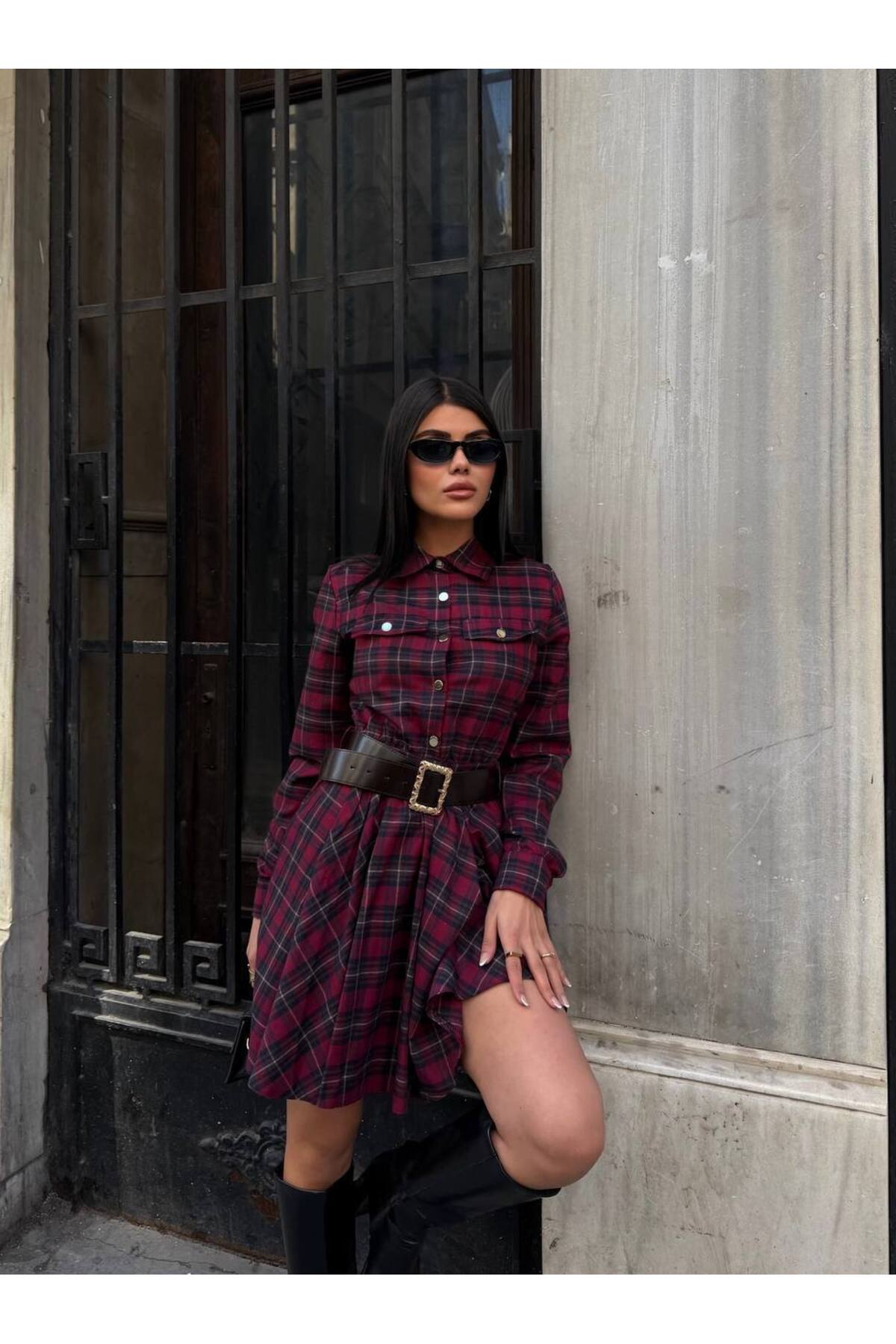 alenmoda Kadın Ekose Desenli Düğme Kapamalı Deri Kemerli Mini Elbise görsel 2