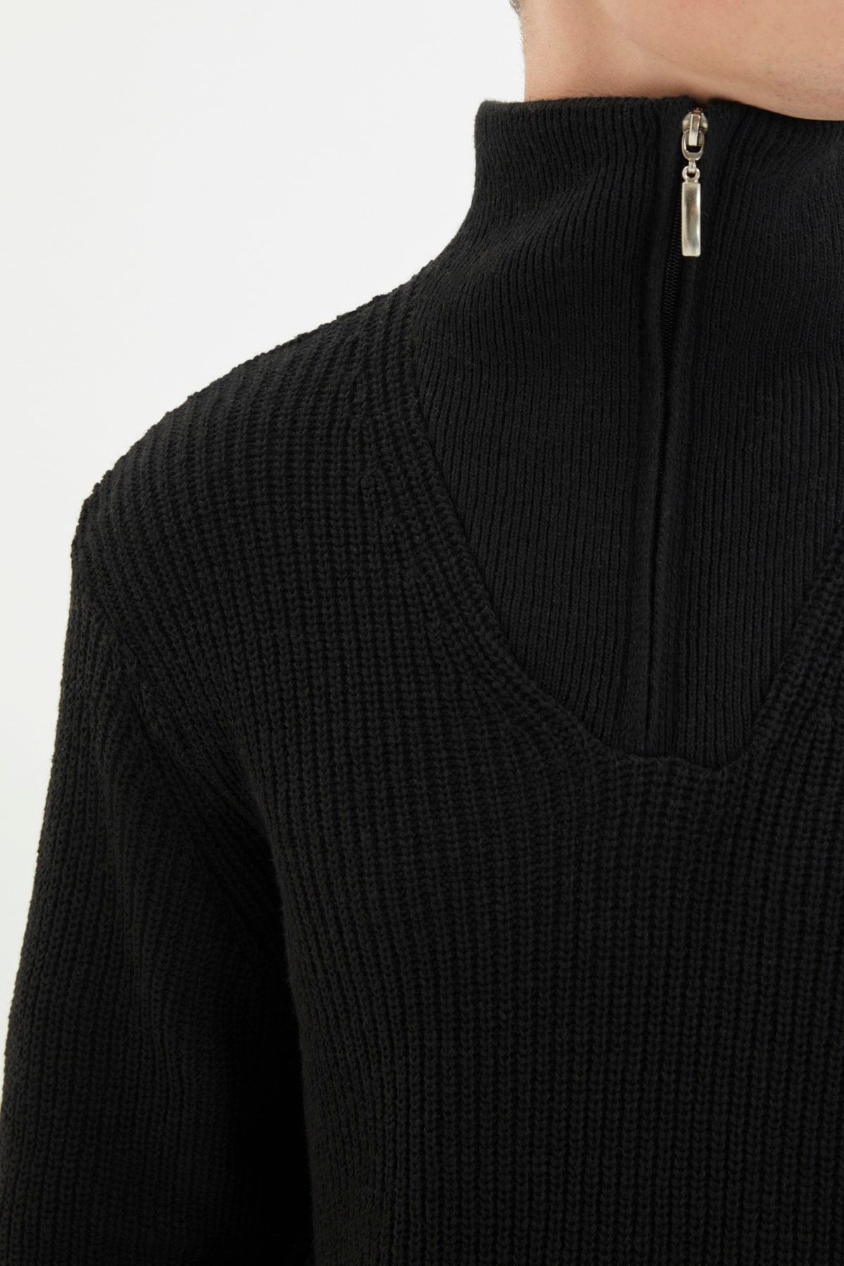 Trendyol Collection-Schwarzer Rollkragenpullover aus Wolle mit normaler Passform und Reißverschluss TMNAW22KZ0347 4