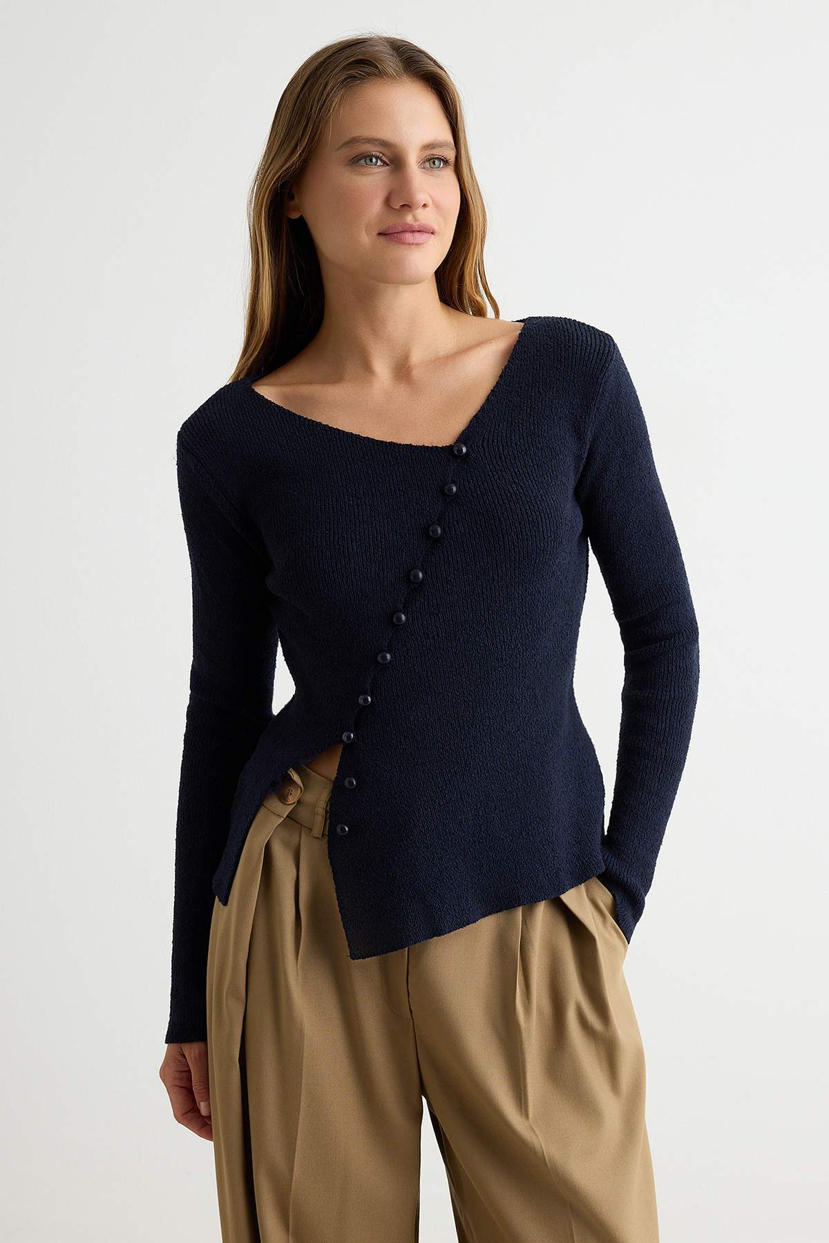 Trendyolmilla Lacivert İnce Fitted Asimetrik Düğme Detaylı Triko Kazak TWOAW27KZ00228