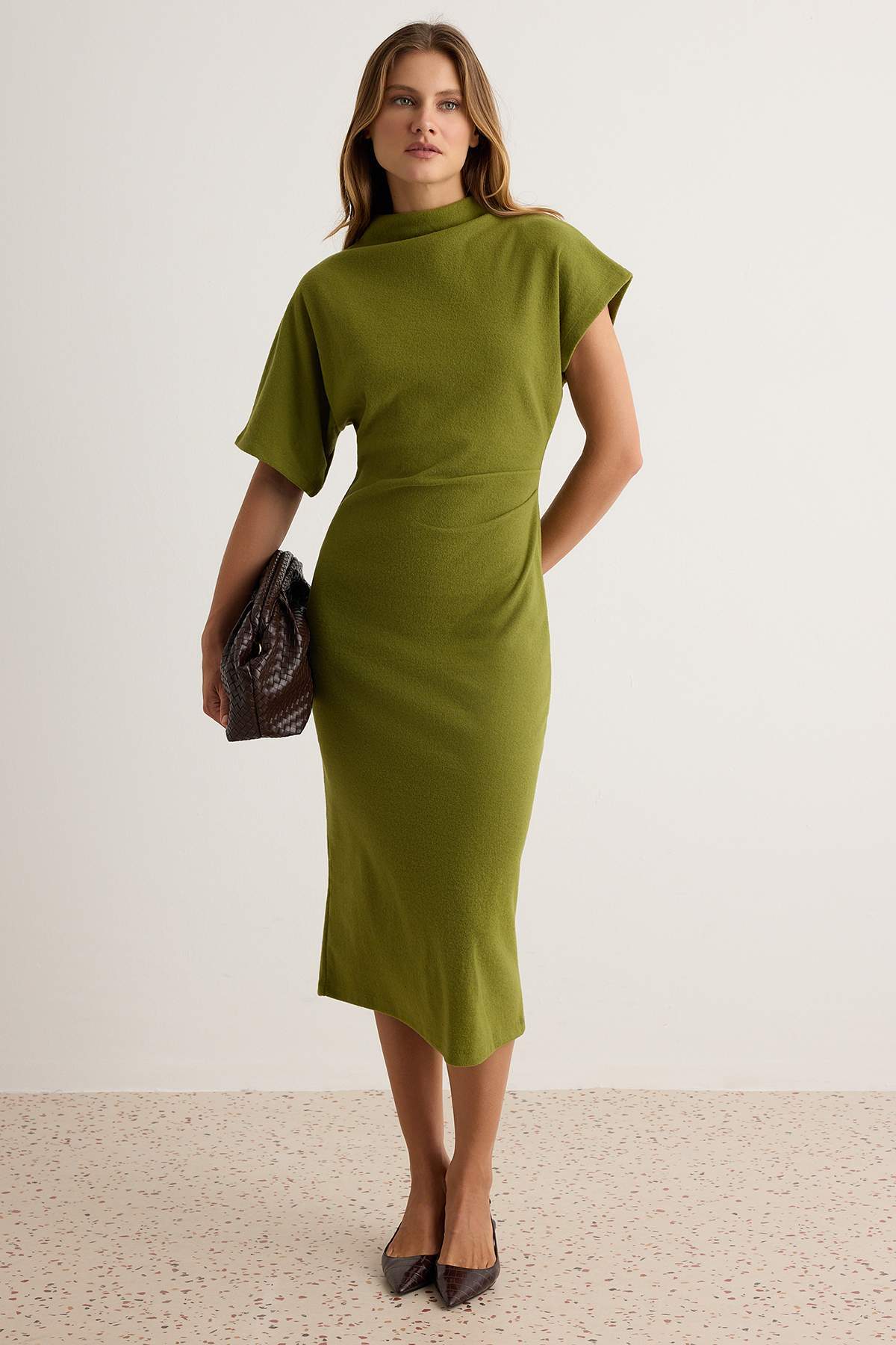 Trendyolmilla Yağ Yeşil Bodycon/Vücuda Oturan Balıkçı Yaka Asimetrik Kol Maxi Ottoman Örme Elbise TWOAW27EL00096