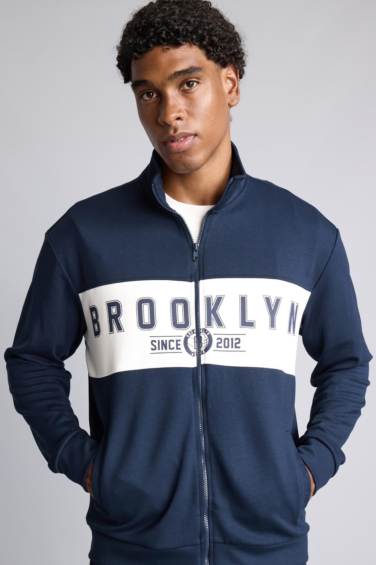 NBA Lisanslı Brooklyn Nets Standart Fit Dik Yaka Fermuarlı Sweat Hırka H7734AX26AU — سرمه‌ای — تصویر 4 از 7