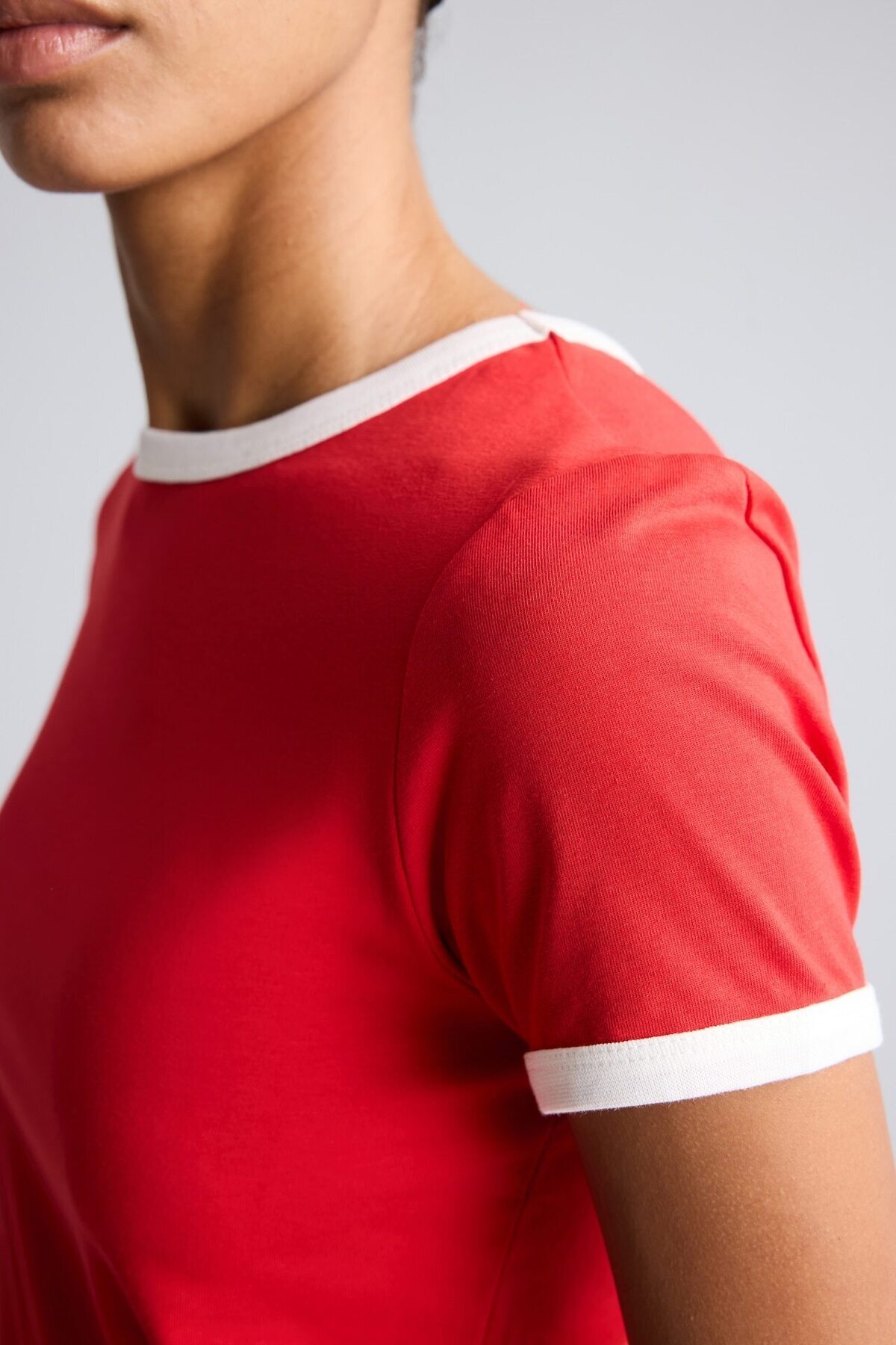 DeFacto Slim Fit Bisiklet Yaka Kontrast Şeritli Sporcu Kısa Kollu Tişört H9760AX26HS görsel 4