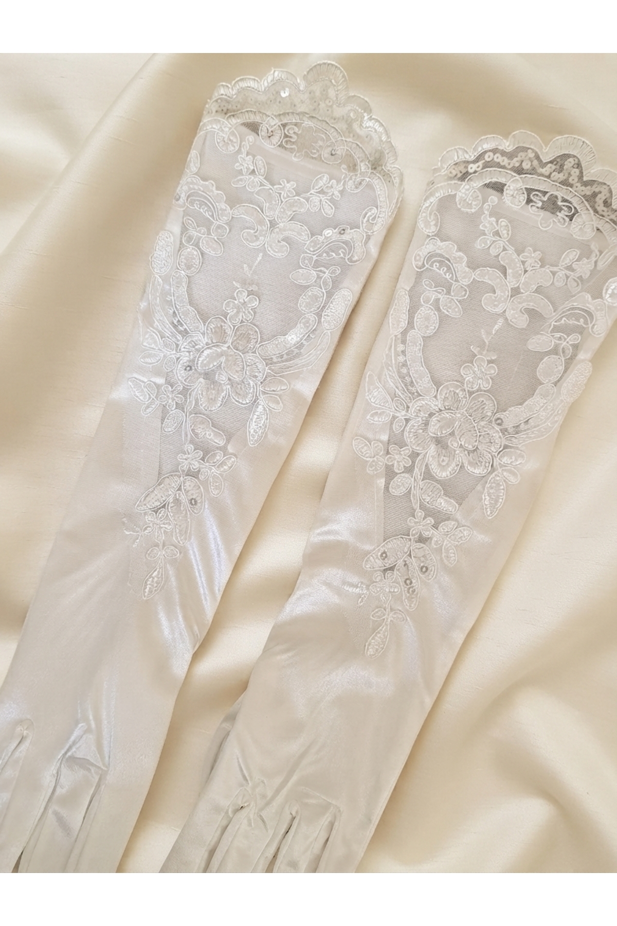 Esram Butik Beyaz Saten Dantel Detaylı Uzun Gelin Eldiveni, Tül Üzeri İşlemeli Nikah Eldiveni görsel 3