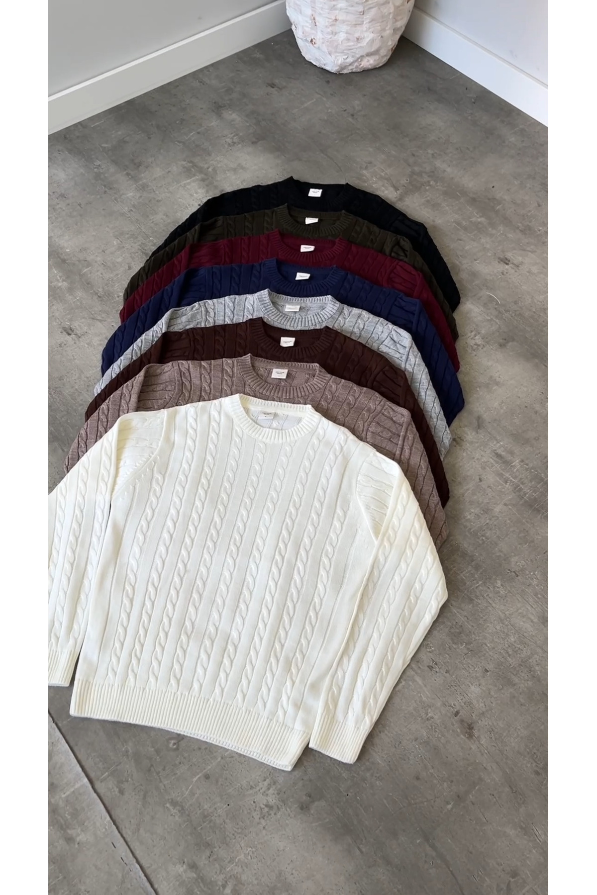 ژاکت بافتنی ضخیم یقه گرد میرا پریمیوم Cable Knit — اکرو ۲۰۰۰ — تصویر 7 از 7