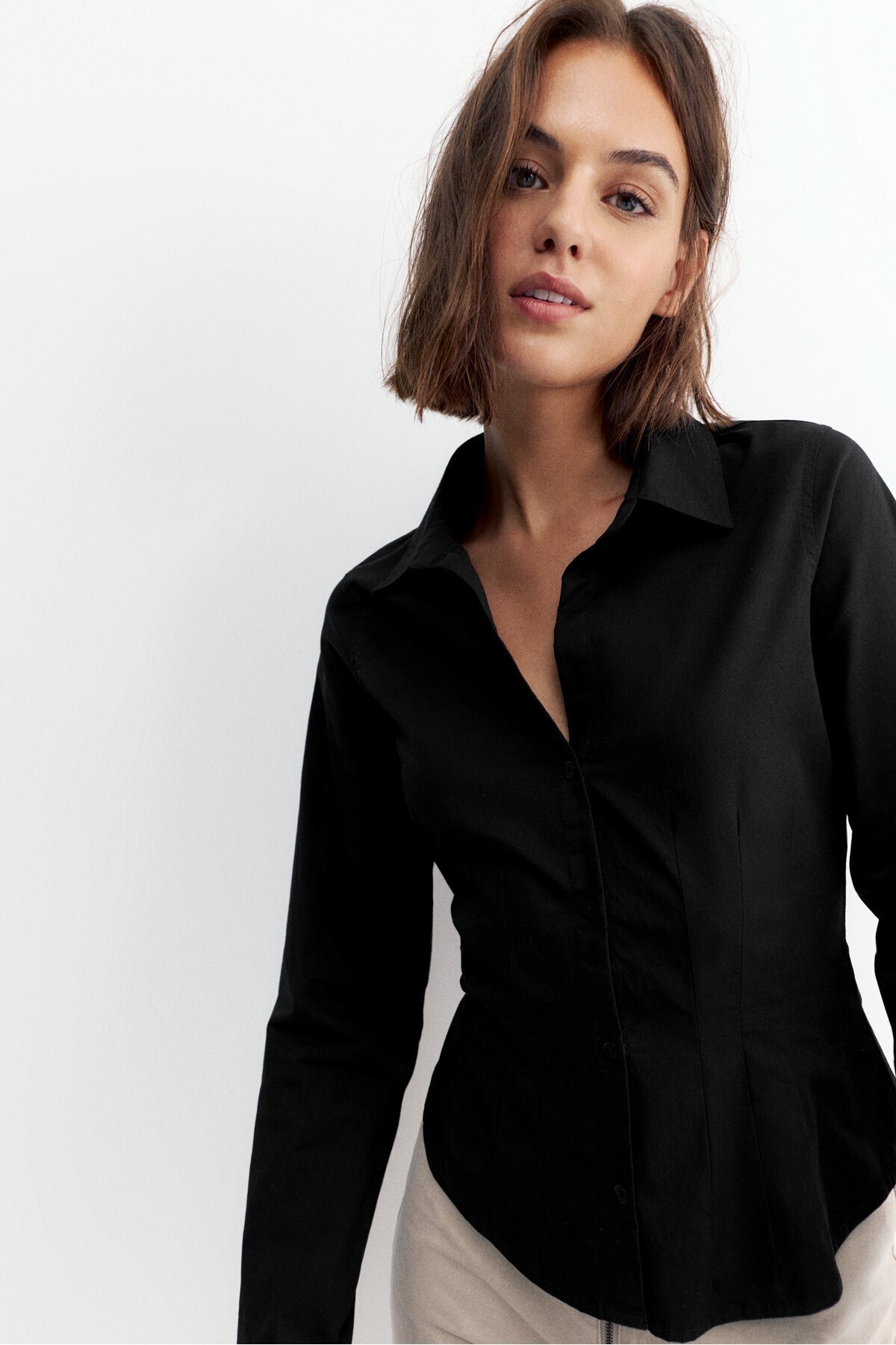 Pull & Bear Geniş manşetli vücuda oturan gömlek görsel 5