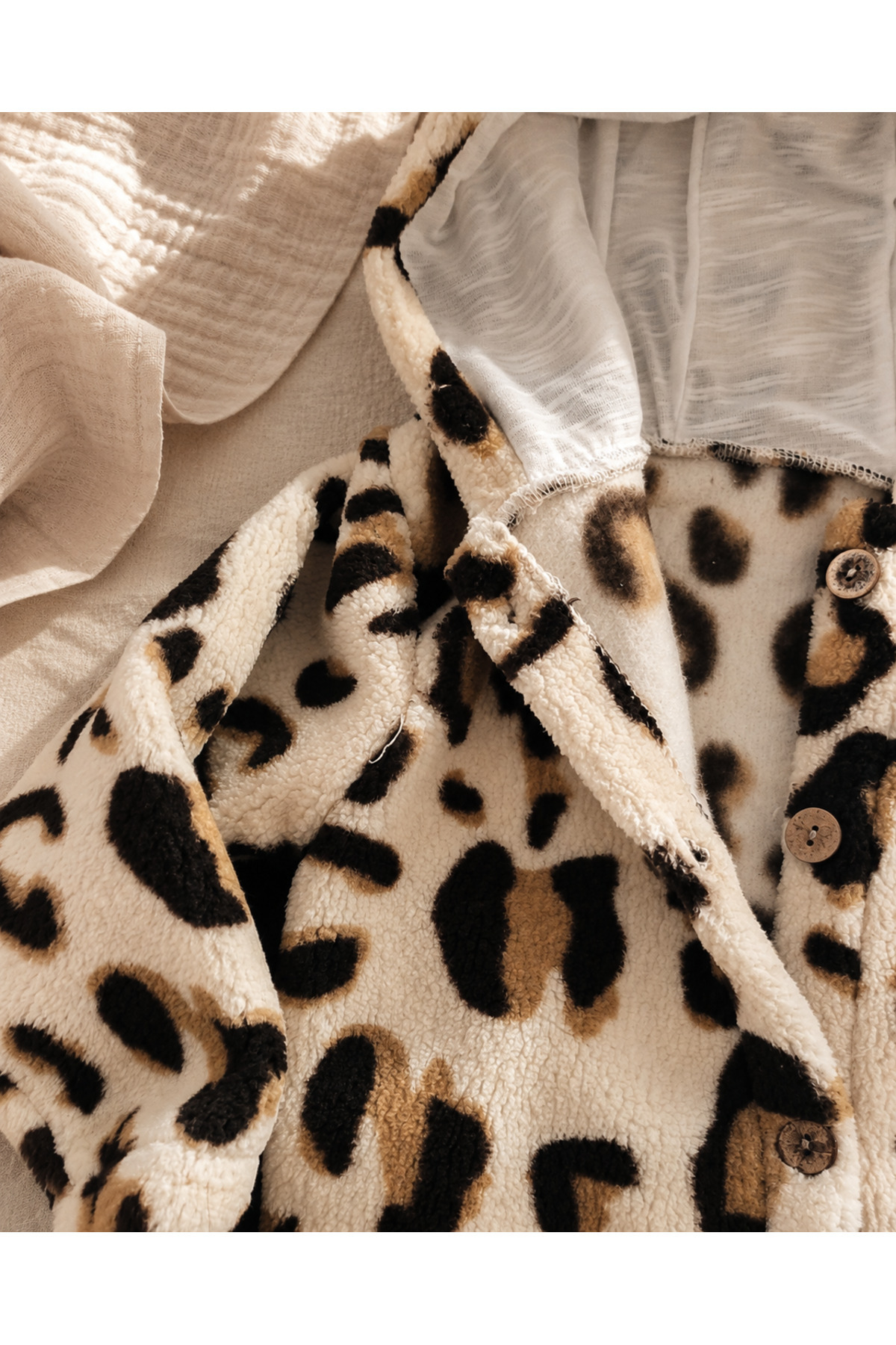 Leopar Desenli Kapüşonlu Peluş Kız Çocuk Mont