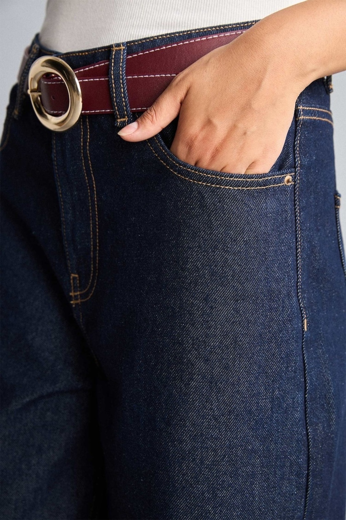 DeFacto %100 Pamuk Baggy Fit Geniş Paça Cepli Yıkamalı Kemerli Jean Pantolon H7129AX26AU görsel 4