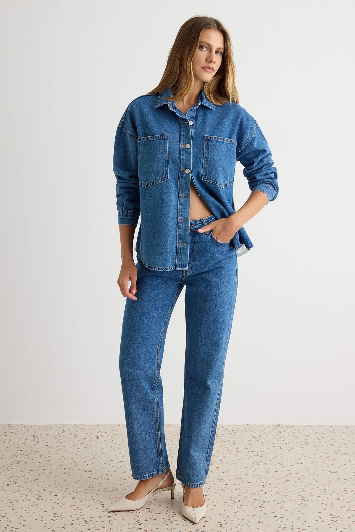 Trendyolmilla Mavi Dantel Detaylı Oversize Denim Gömlek TWOAW27GO00056