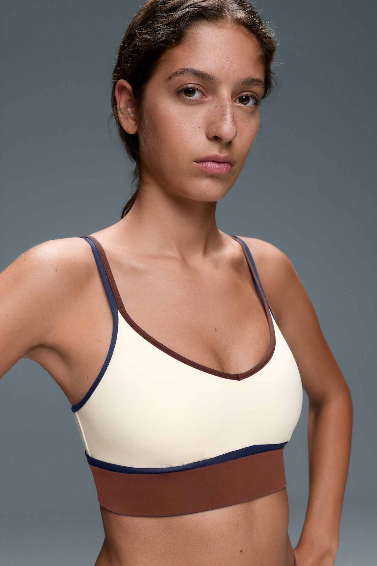 Oysho Comfortlux orta destekli renk bloklu spor sütyen