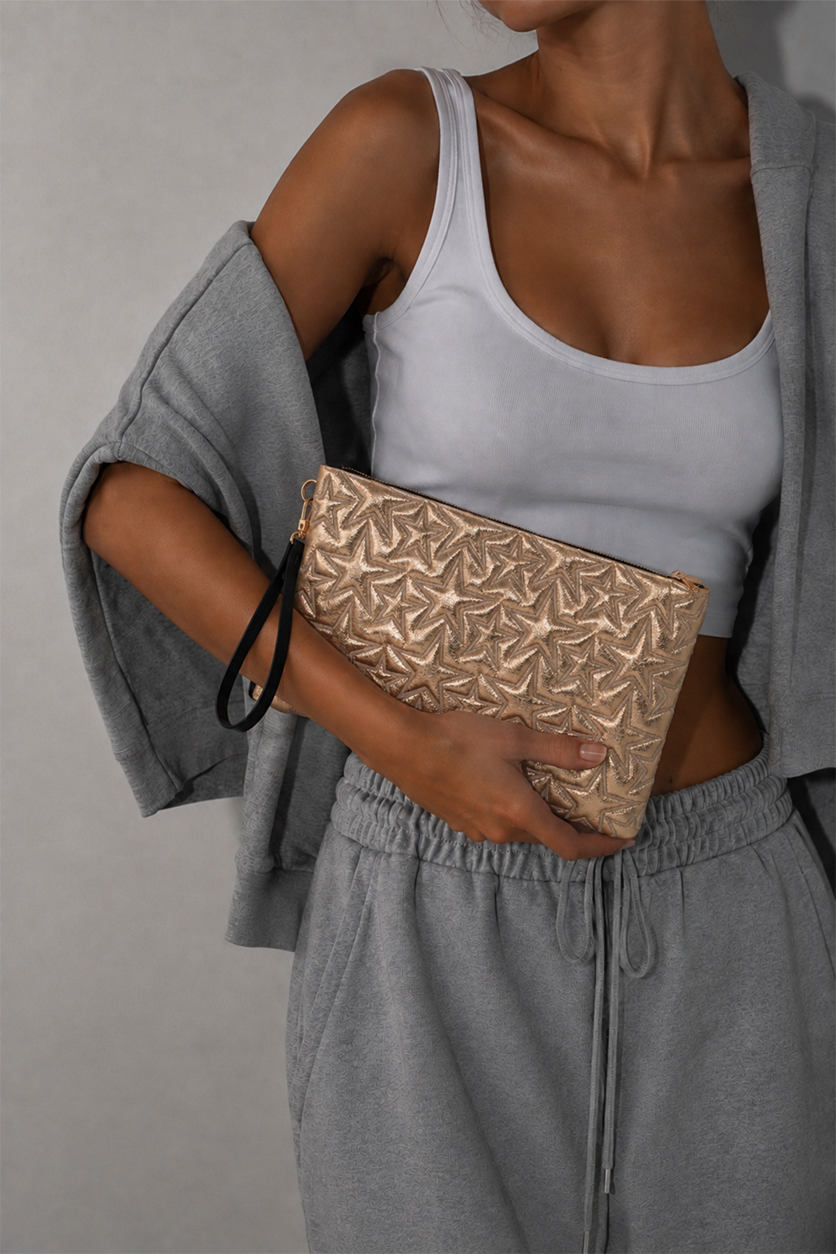 Ecrou Yıldız Desenli Gold Parlak Portföy & Clutch Çanta Çıkarılabilir Bileklik Askılı 30 × 19 cm görsel 2