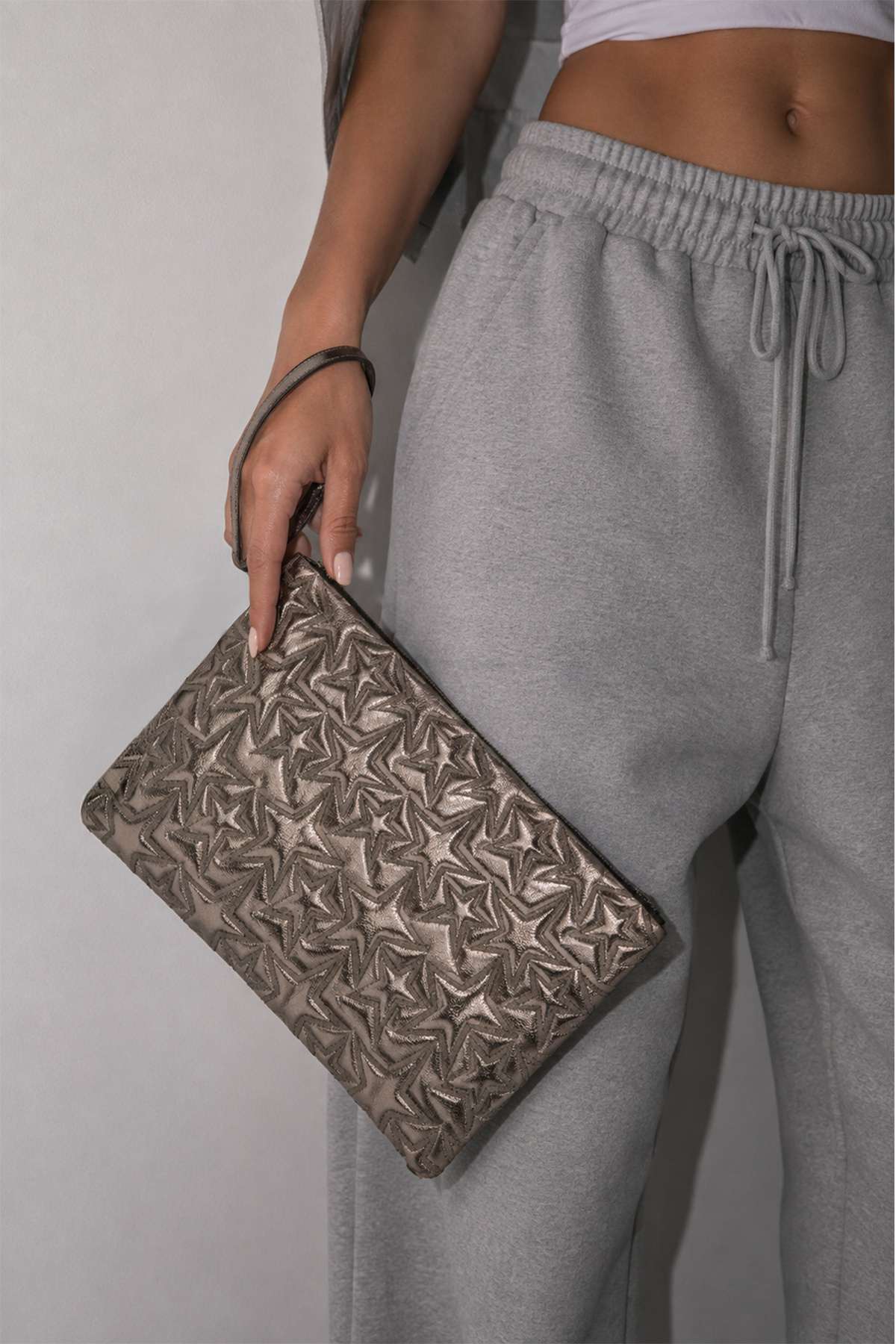 Ecrou Yıldız Desenli Platin Parlak Portföy & Clutch Çanta Çıkarılabilir Bileklik Askılı 30 x 19 cm görsel 2