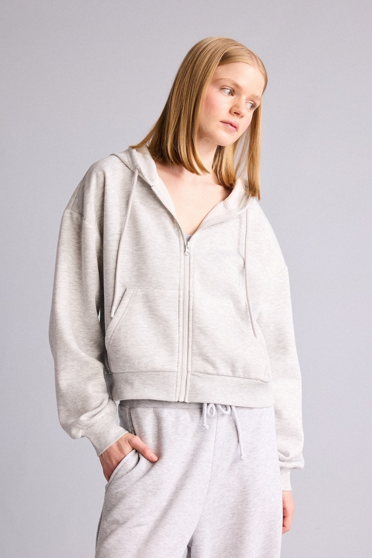 DeFacto Cropped Fıt Kapüşonlu Kalın Kumaş Sweatshirt Hırka Z7069AZ26AU görsel 2