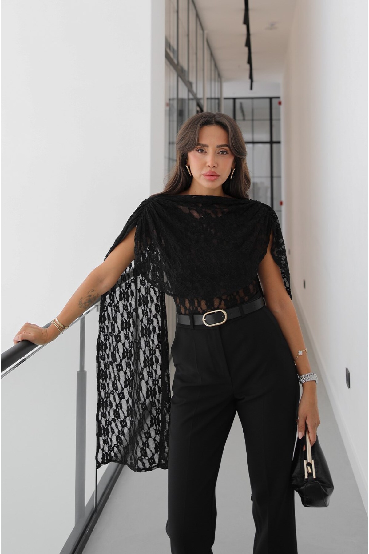Havoş Siyah Pelerinli Dantel Bodysuit Bluz