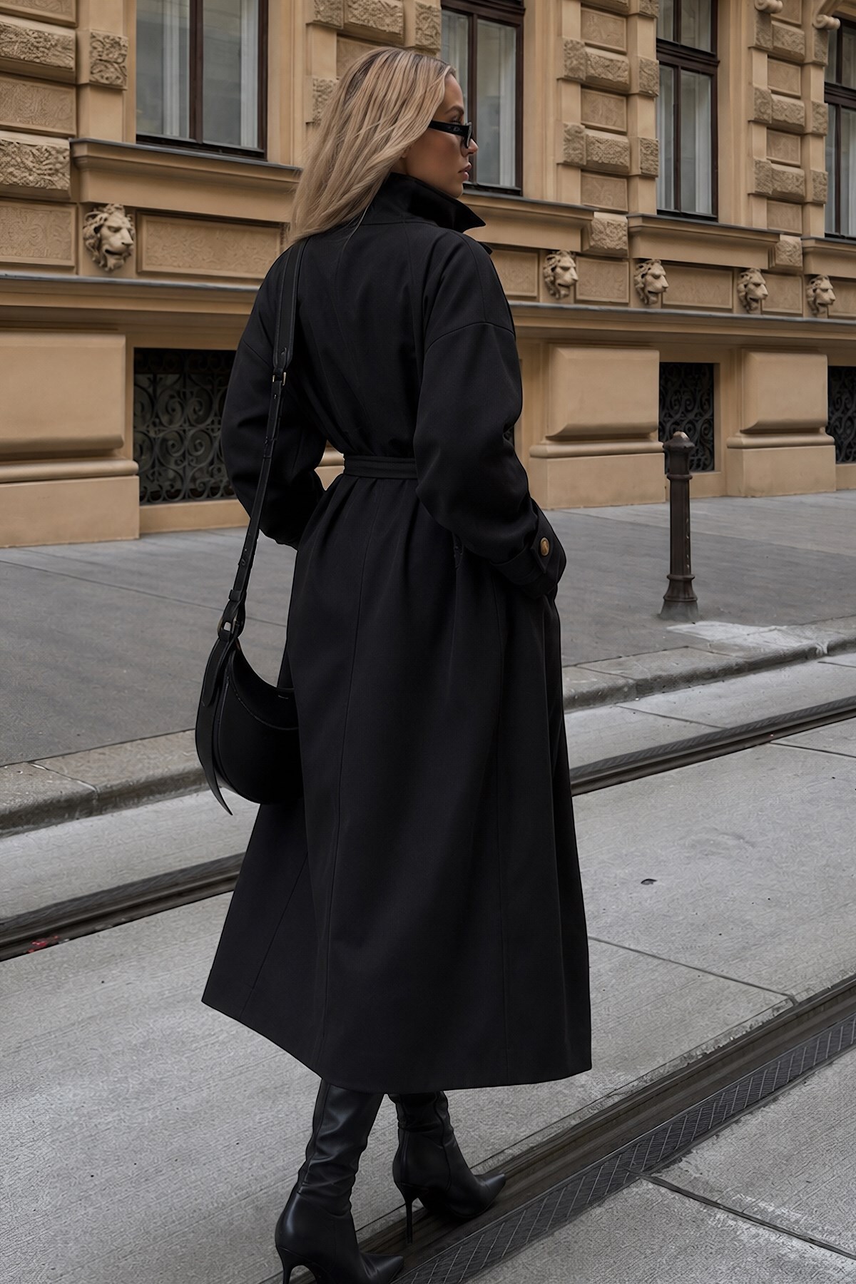 Trendsensin Lorven Kadın Siyah Oversize Dik Yaka Kemerli Uzun Trençkot görsel 3