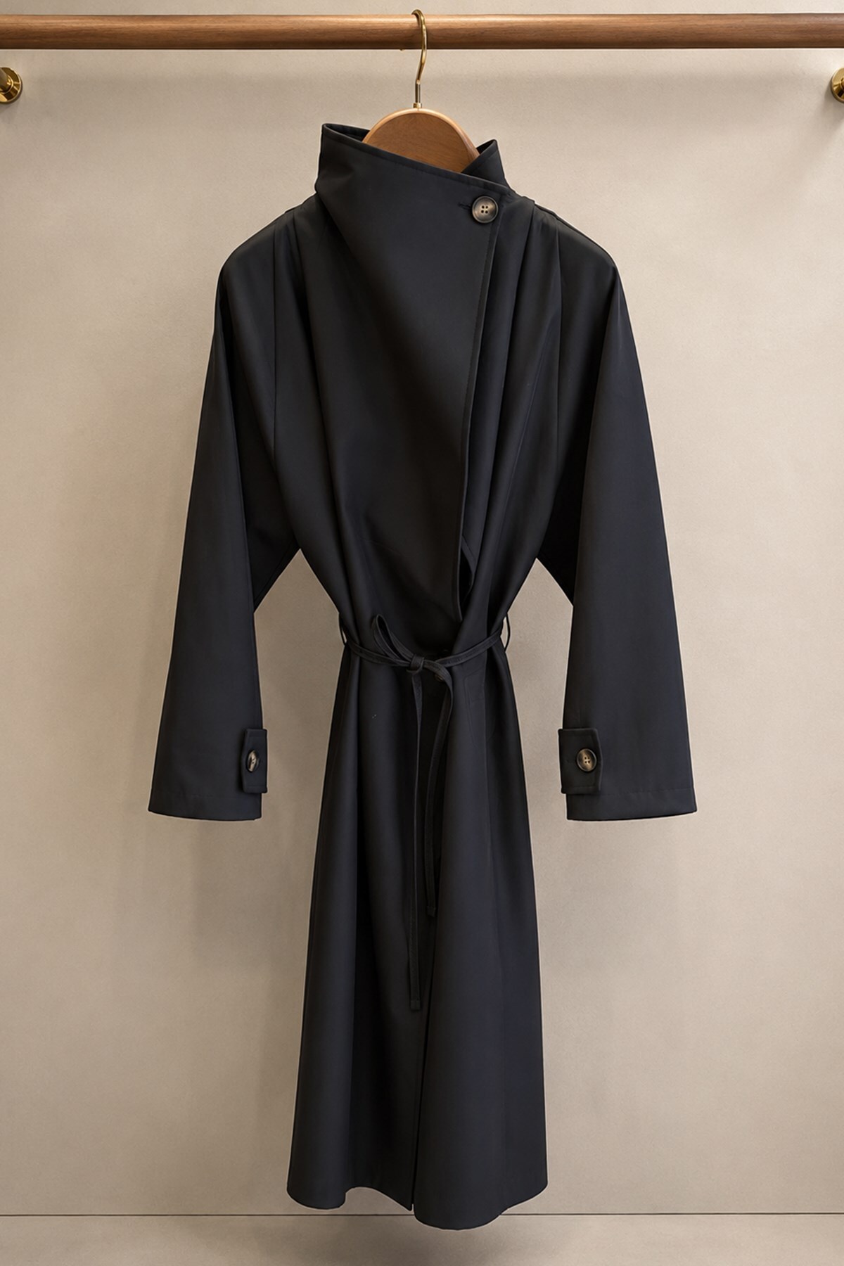 Trendsensin Lorven Kadın Siyah Oversize Dik Yaka Kemerli Uzun Trençkot görsel 4