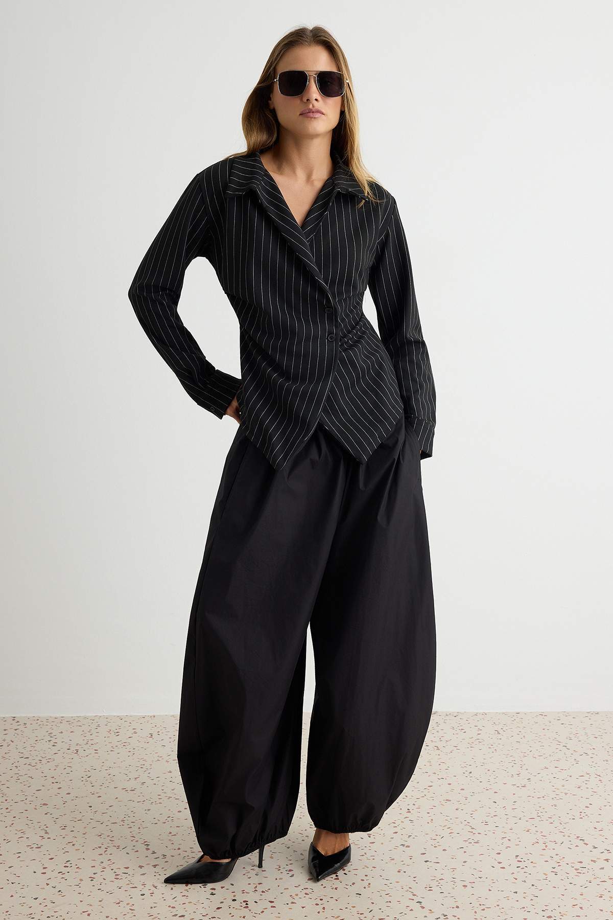 Trendyolmilla Siyah Çizgili Fitted/Vücuda Oturan Kruvaze Örme Bluz TWOAW27BZ00264