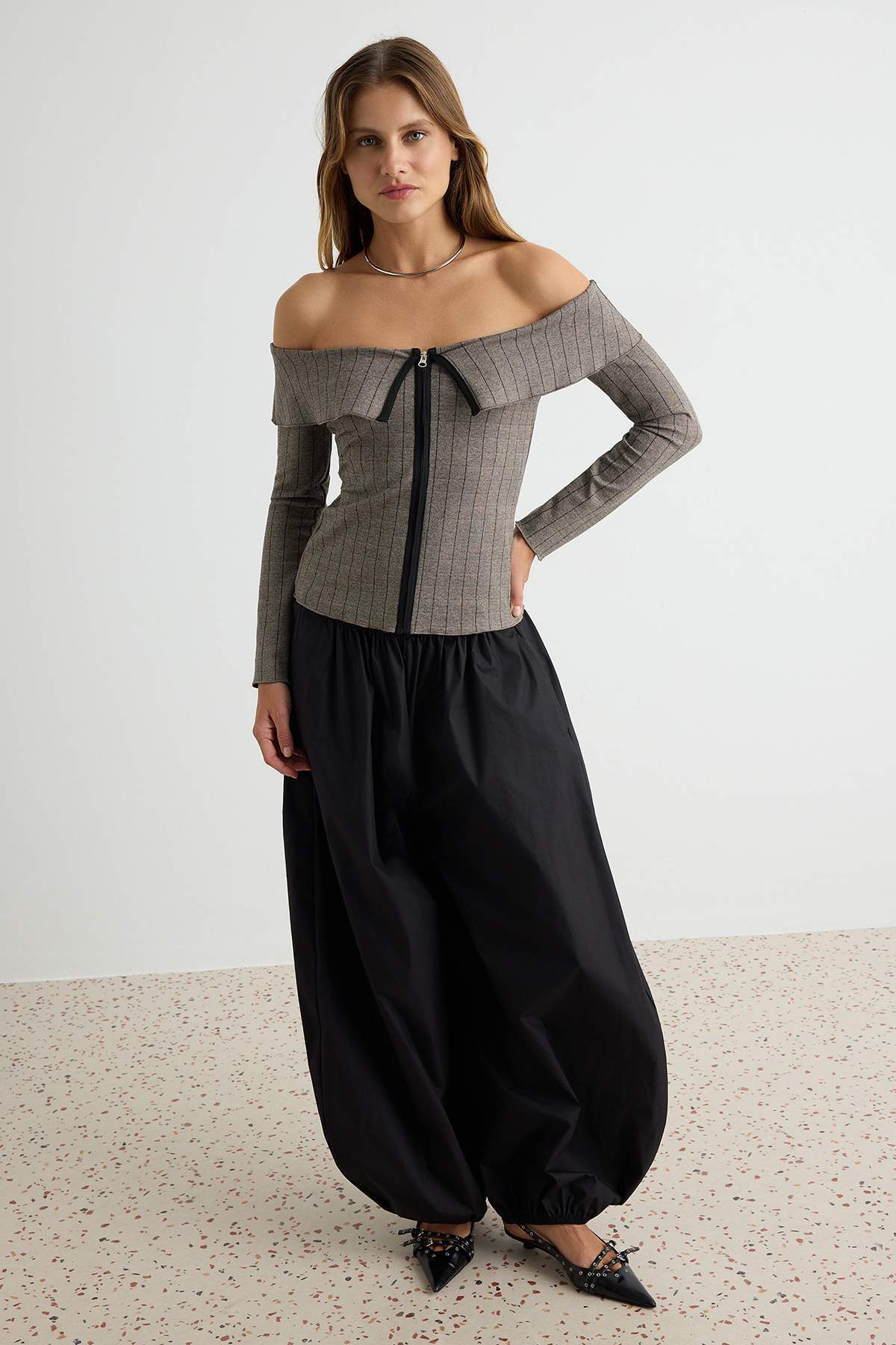 Trendyolmilla Antrasit Çizgili Fitted/Vücuda Oturan Fermuarlı Carmen Yaka İnterlok Örme Bluz TWOAW27BZ00009