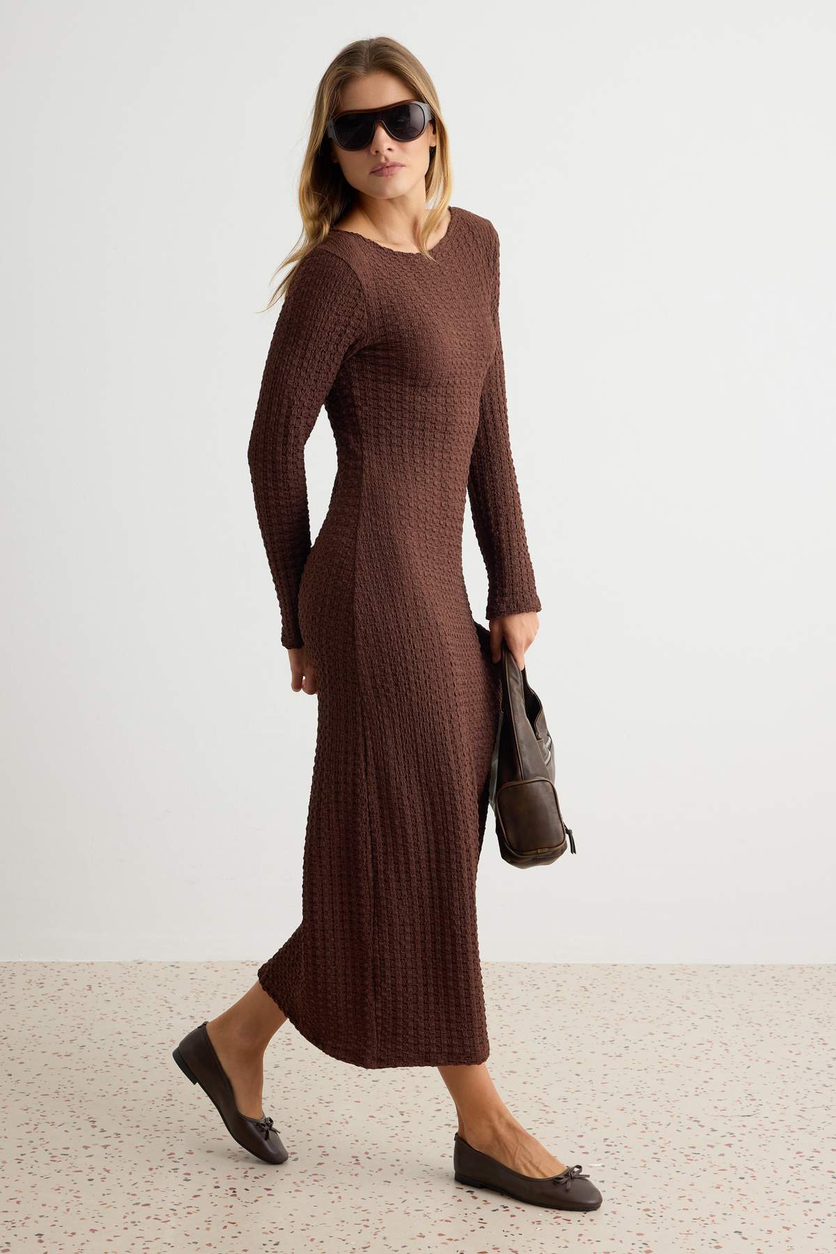 Trendyolmilla Kahverengi Düz Dokulu Fitted/Vücuda Oturan Maxi Örme Elbise TWOAW25EL00097