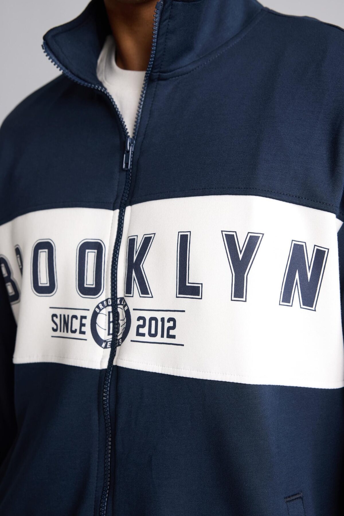 NBA Lisanslı Brooklyn Nets Standart Fit Dik Yaka Fermuarlı Sweat Hırka H7734AX26AU — سرمه‌ای — تصویر 6 از 7