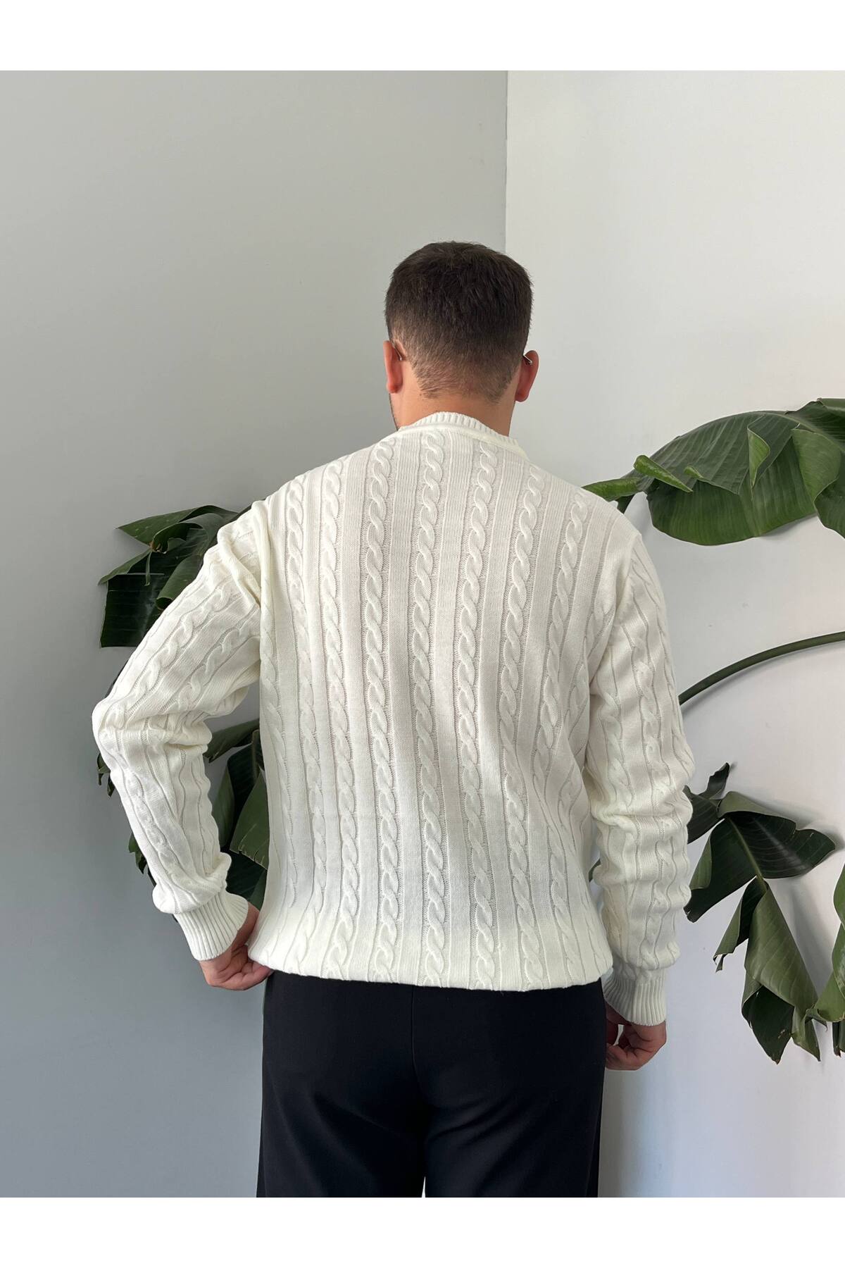 ژاکت بافتنی ضخیم یقه گرد میرا پریمیوم Cable Knit — اکرو ۲۰۰۰ — تصویر 4 از 7