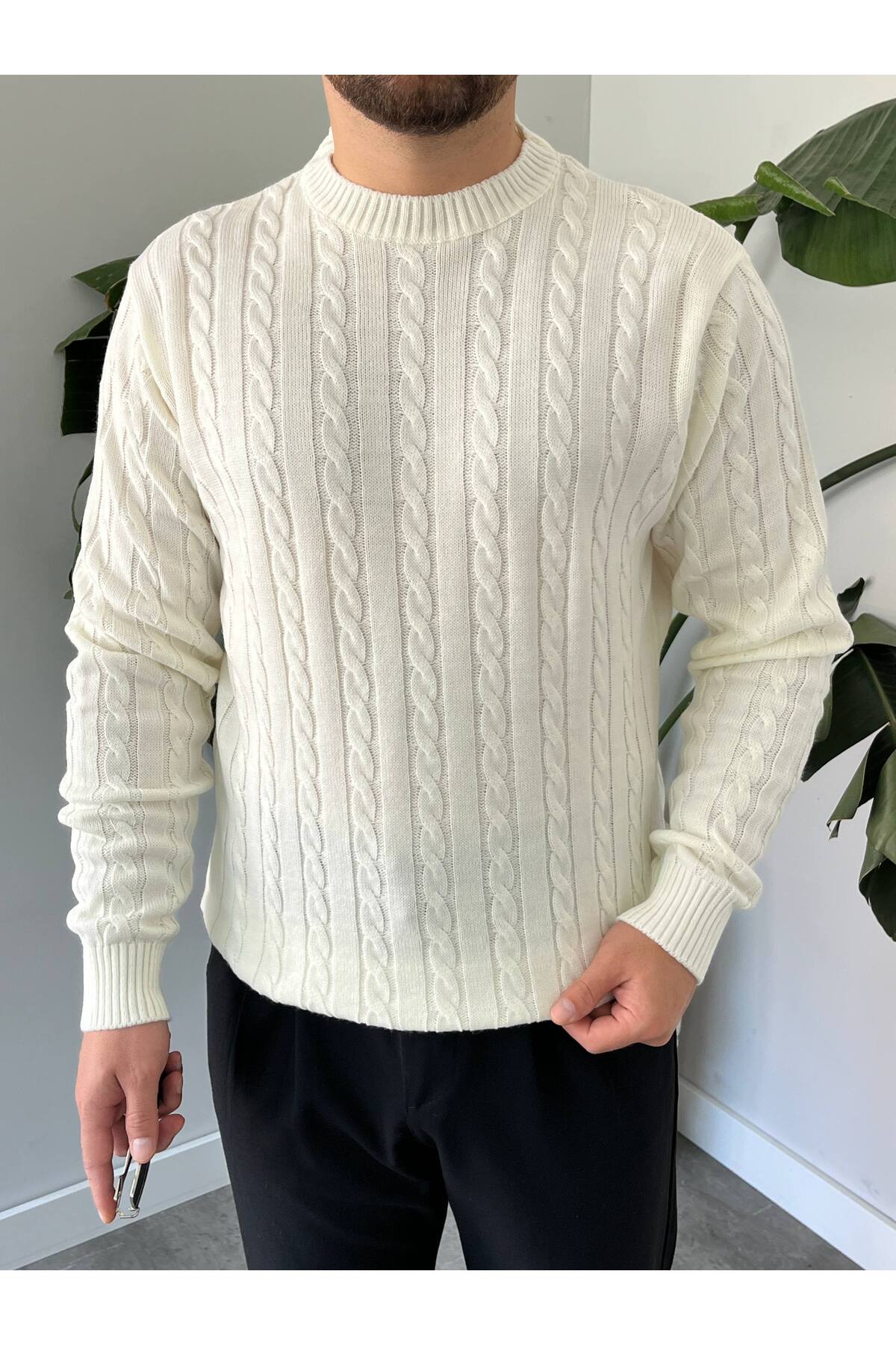 ژاکت بافتنی ضخیم یقه گرد میرا پریمیوم Cable Knit — اکرو ۲۰۰۰ — تصویر 5 از 7