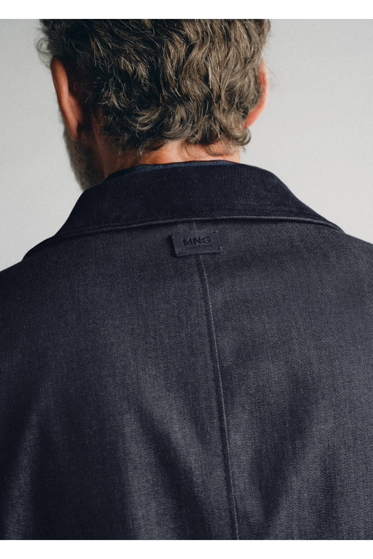 MANGO Man Yüksek yakalı denim trençkot görsel 8
