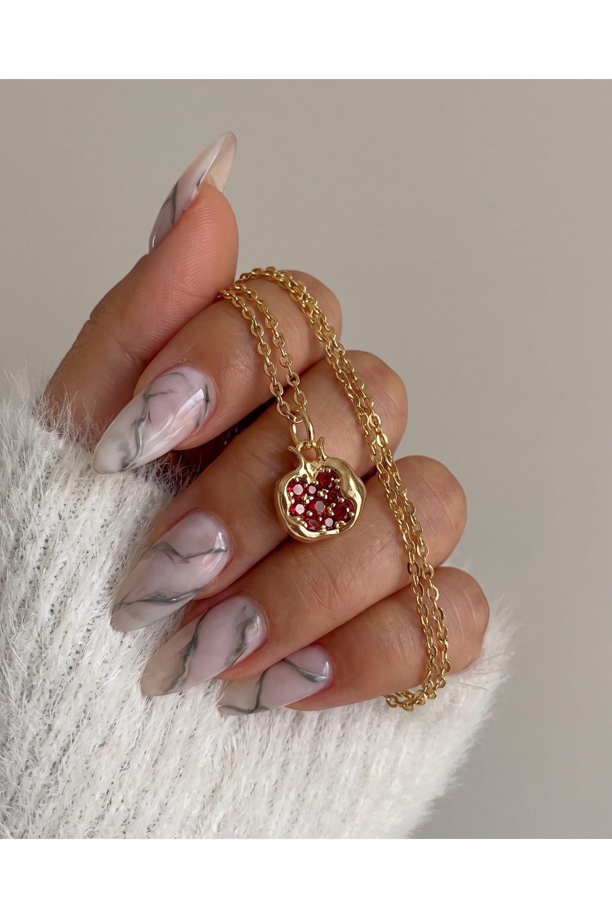 Gleemy accesories Gold Zirkon Taşlı Nar Figürlü Şans ve Bereket Kadın Kolye