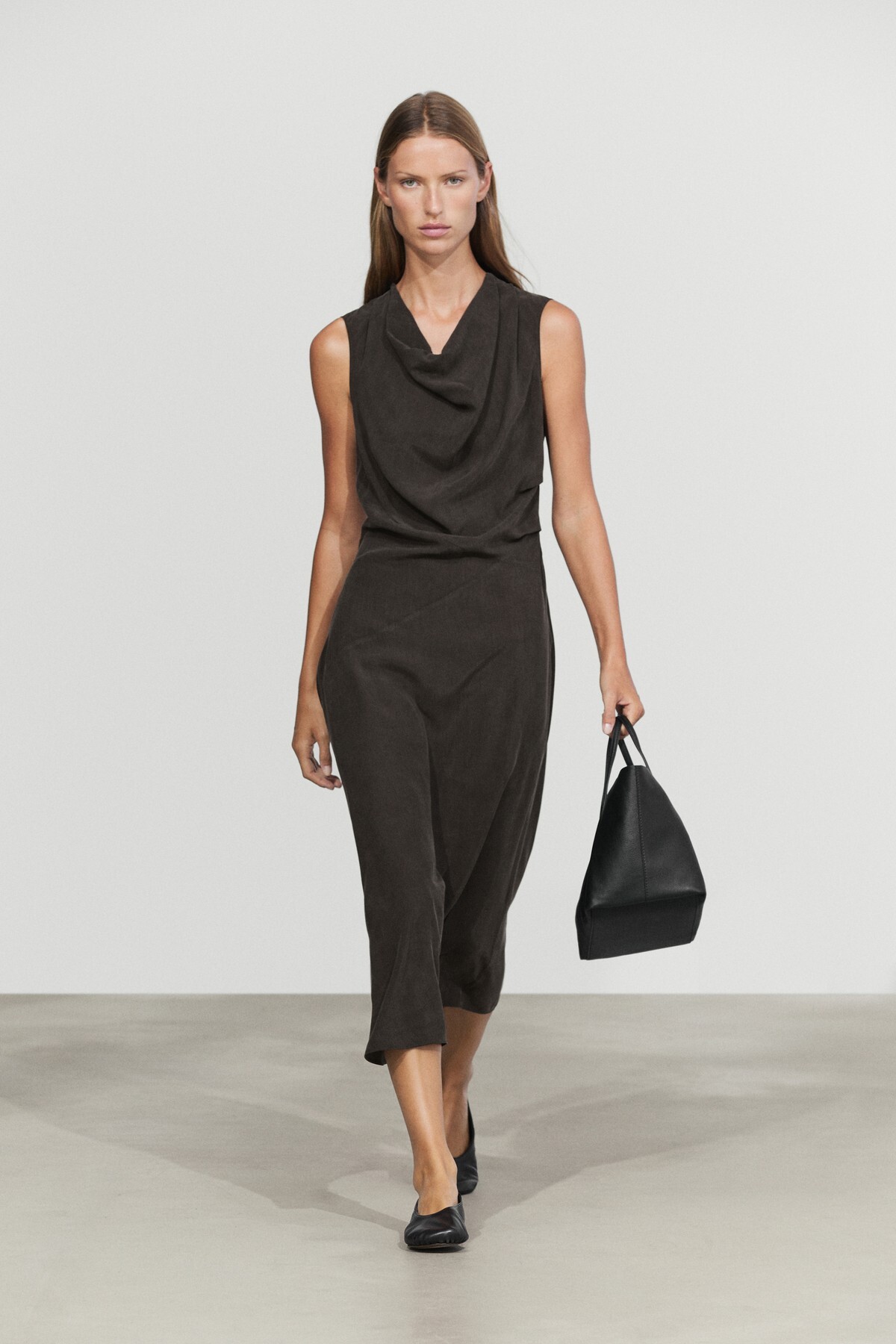 Drape detaylı dökümlü midi elbise