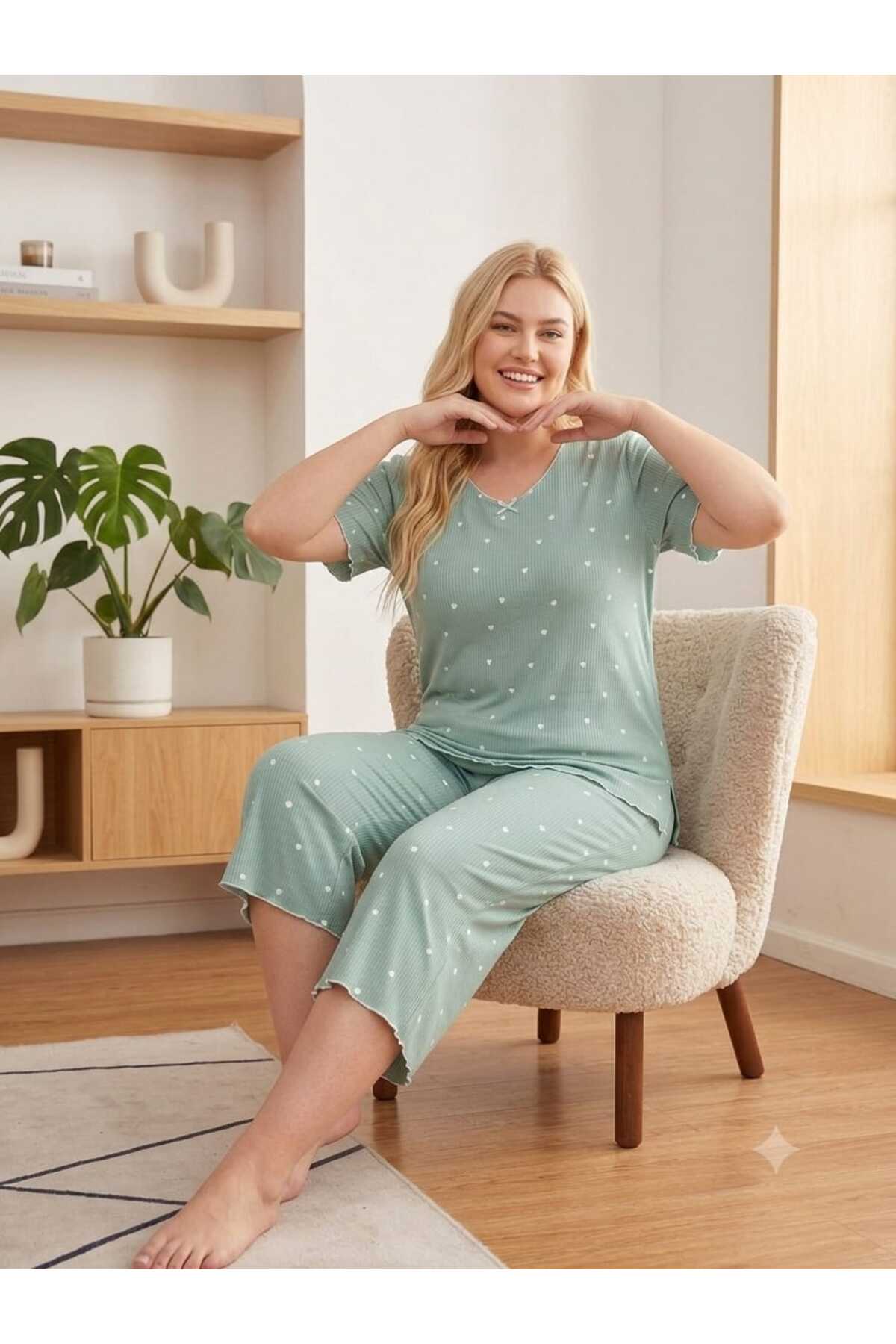 Asel Büyük Beden Kısa Kol Ultrasoft Likralı Kapri Pijama Takımı görsel 3