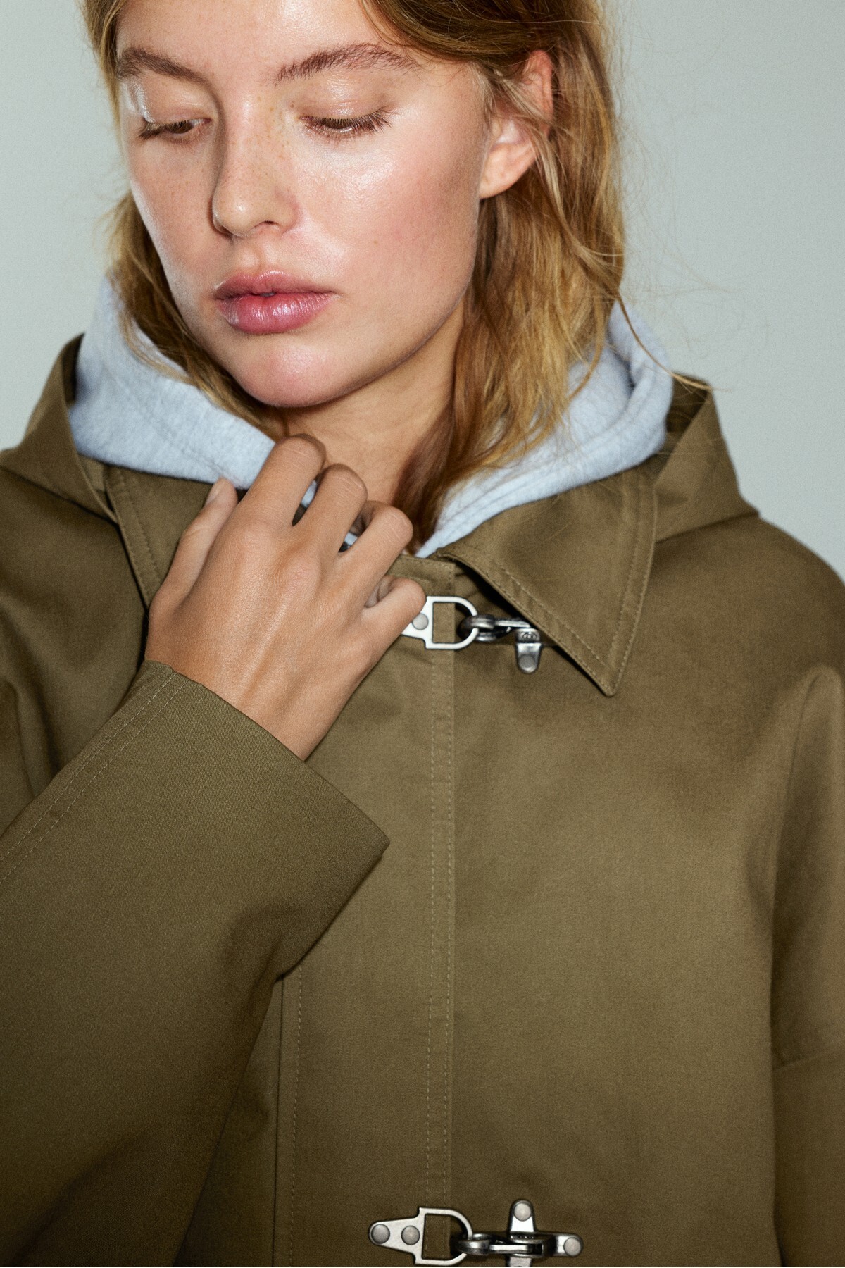 Pull & Bear Süslü düğmeli kısa trençkot görsel 6