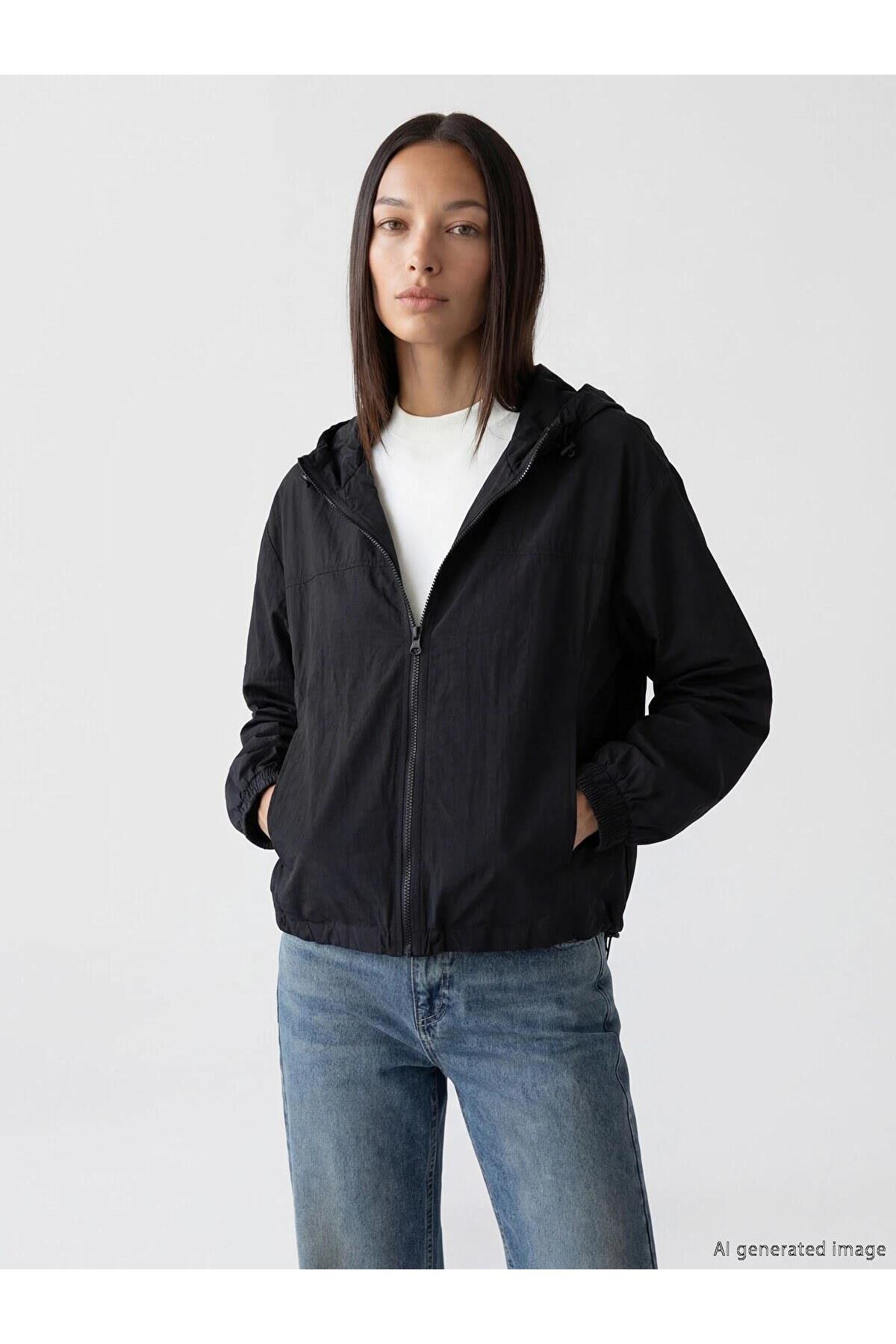 LC Waikiki Kapüşonlu Oversize Kadın Yağmurluk (W6)