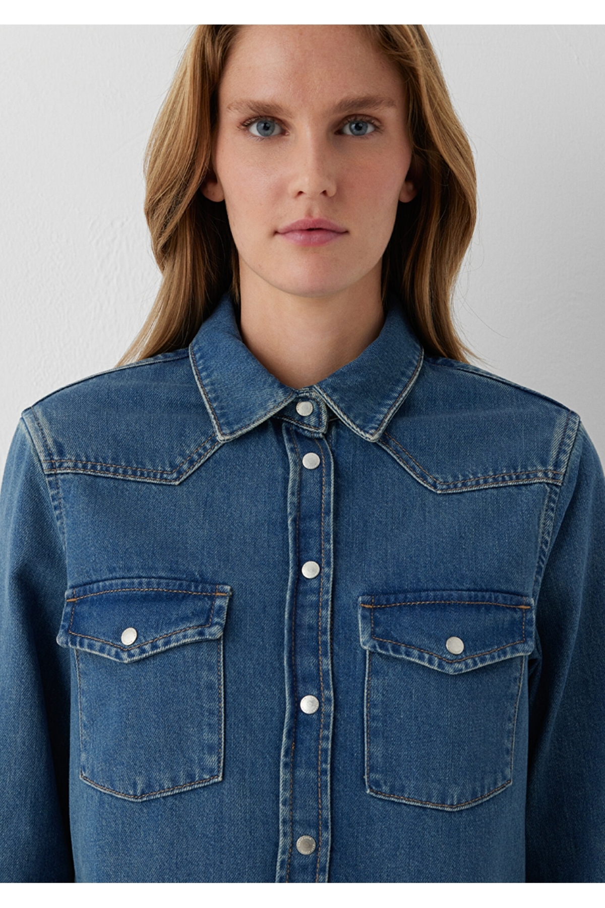 angela Classic denim indigo jean fitted kesim (vücuda oturan kesim) gömlek. — آبی 1245909887665(özse giyim) — تصویر 4 از 4