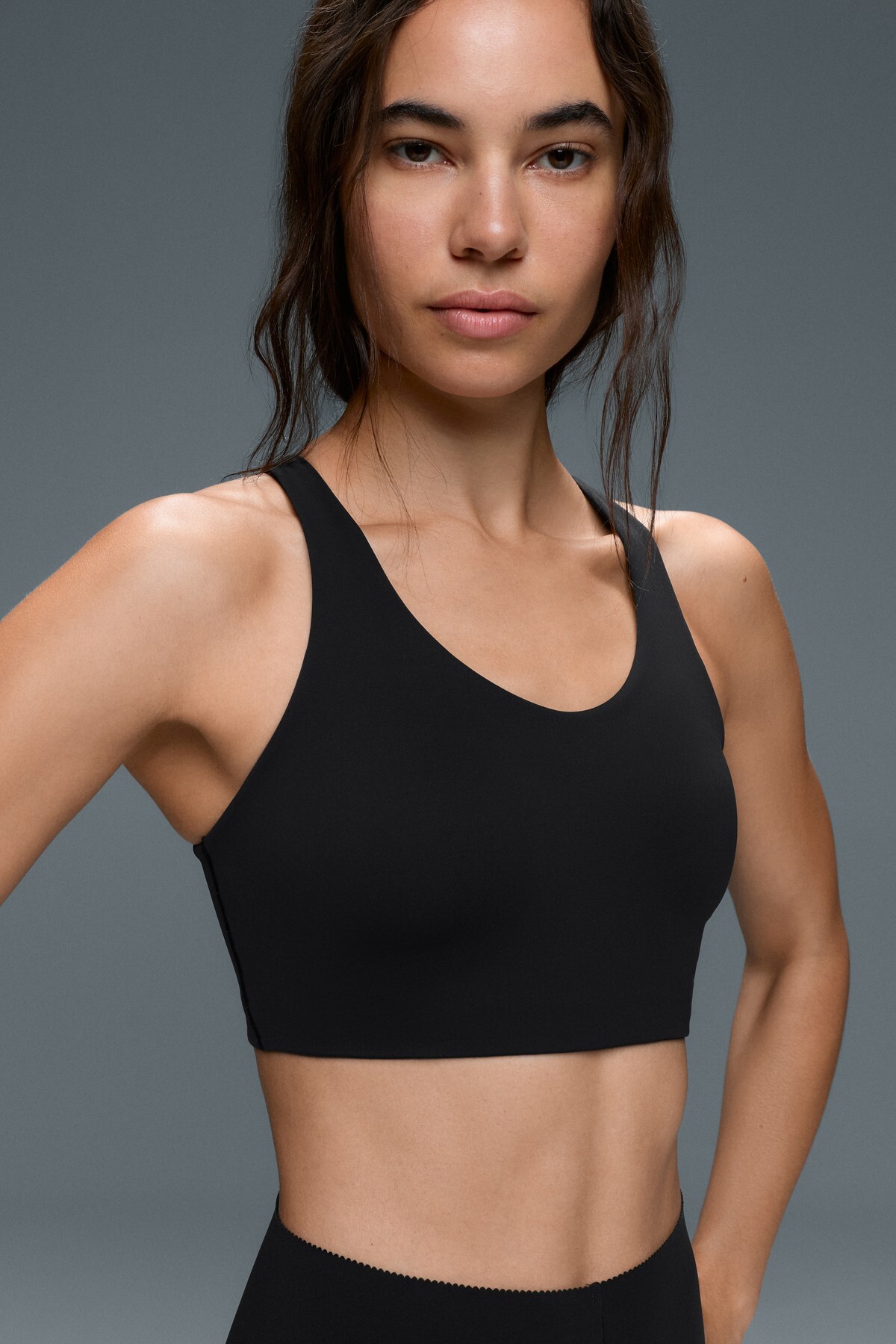 Oysho Compressive yüksek destekli çapraz sırtlı spor sütyeni görsel 3