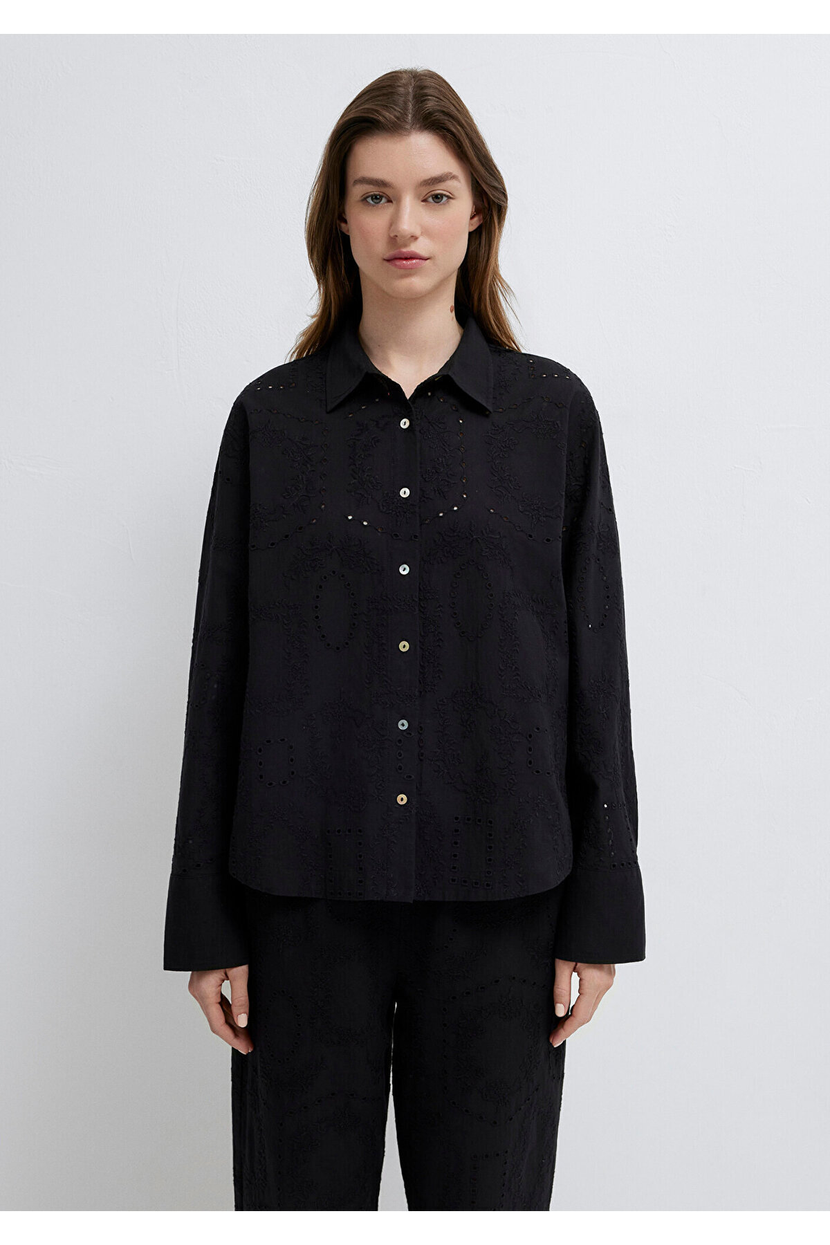 Nakış Detaylı Siyah Gömlek Loose Fit / Bol Rahat Kesim 1211464-900 — مشکی — تصویر 3 از 8