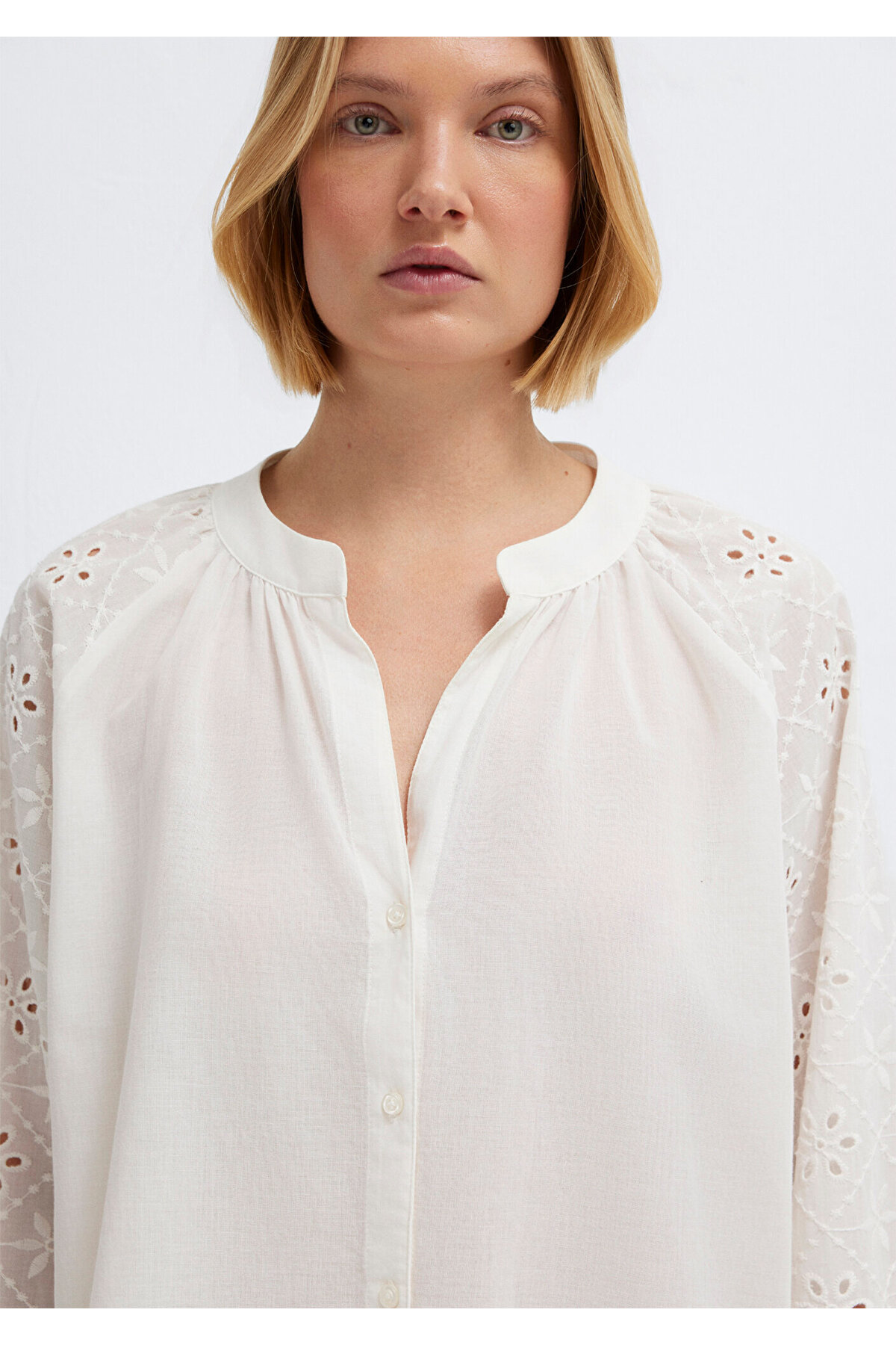 Dantel Detaylı Beyaz Gömlek Loose Fit / Bol Rahat Kesim 1211346-620 — سفید — تصویر 7 از 8