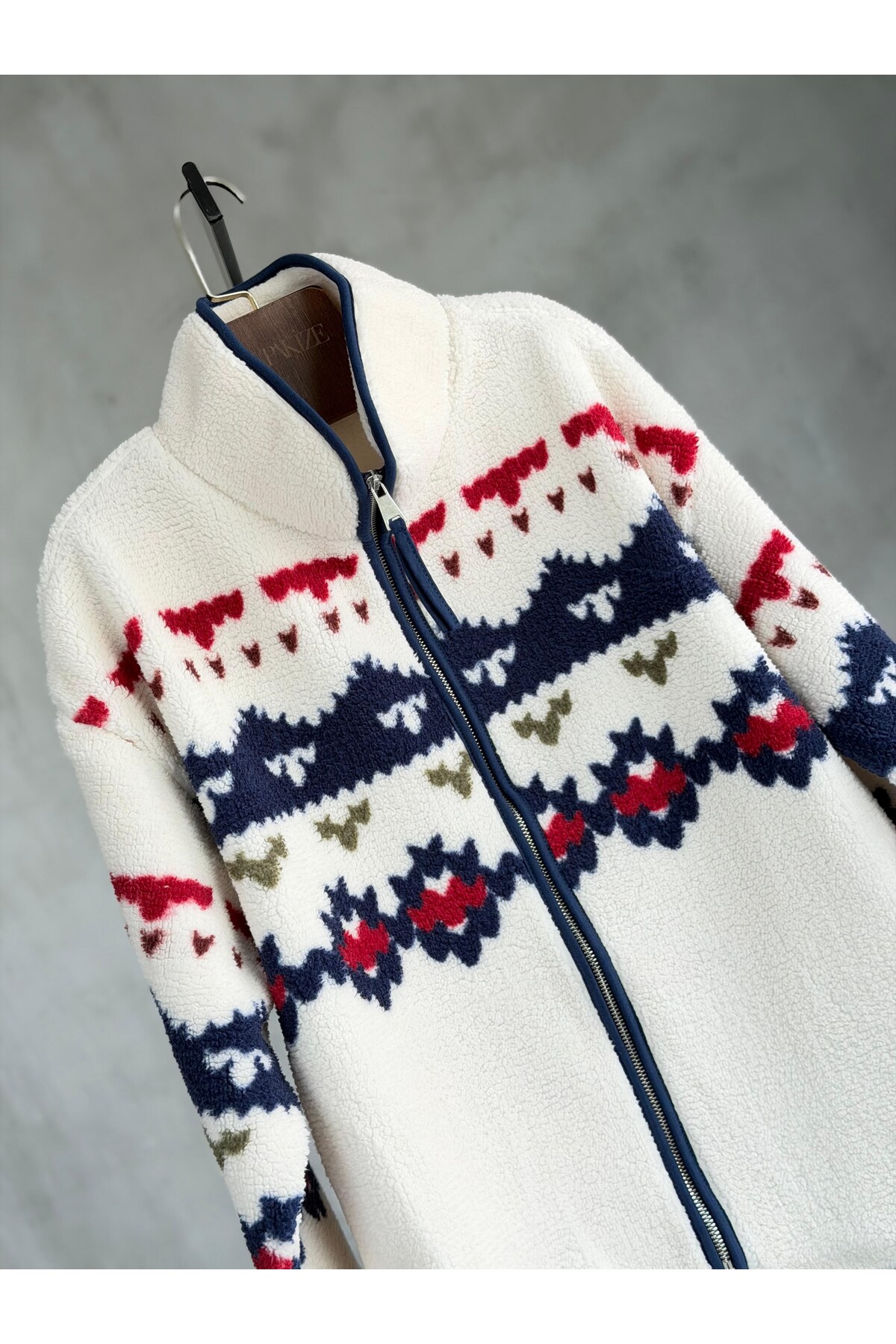 By Pakize Peluş Teddy Kilim Desenli Cepli Ceket görsel 3