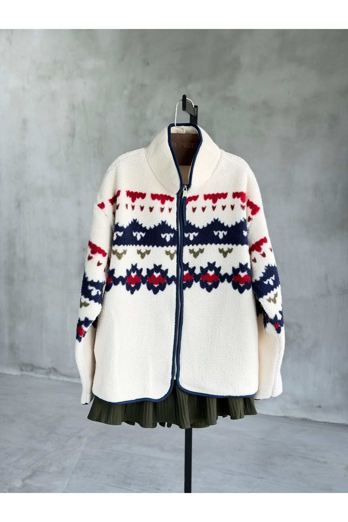 By Pakize Peluş Teddy Kilim Desenli Cepli Ceket