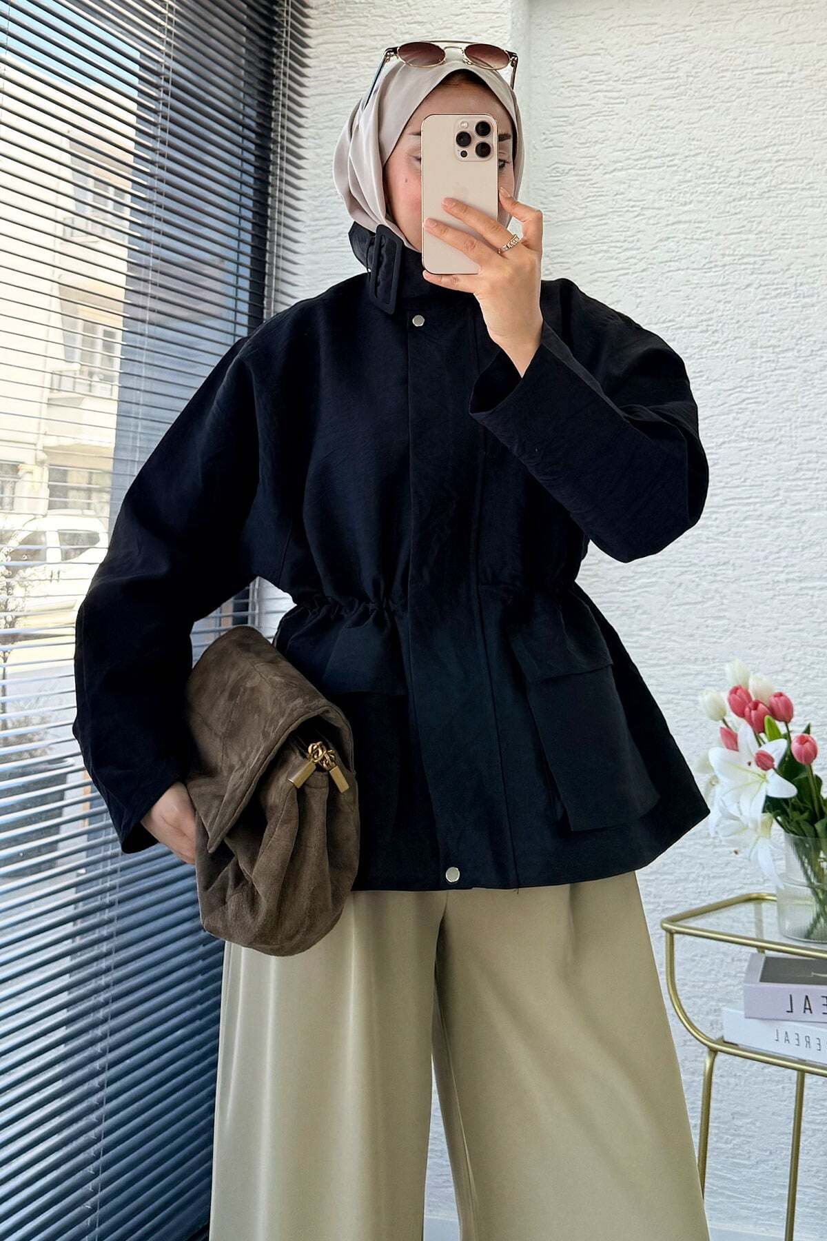 MELEK ARAZ Premium Belden Büzgülü Dik Yaka Kısa Trençkot - Siyah görsel 4