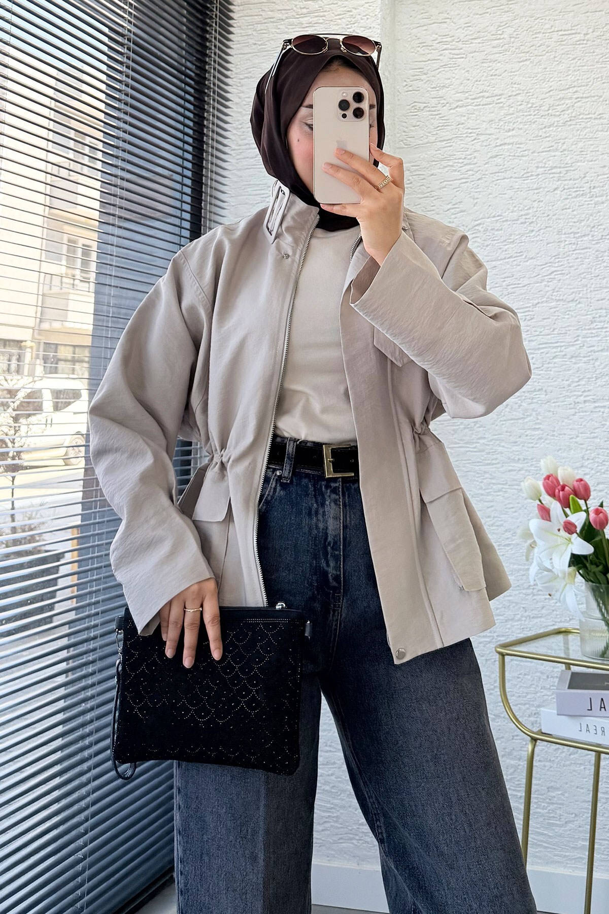 MELEK ARAZ Premium Belden Büzgülü Dik Yaka Kısa Trençkot - Taş görsel 5
