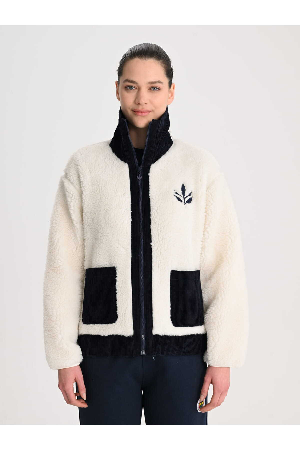 Fenerbahçe Ekru Trend Kadife Detaylı Peluş Kadın Oversize Sweatshirt