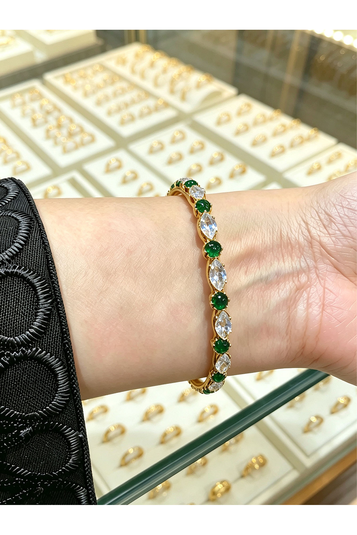 اسوارة يد نسائية