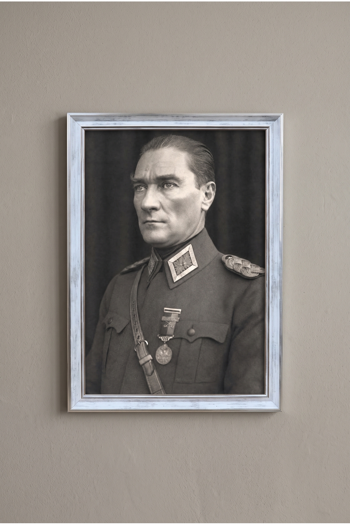 Atatürk Tablosu, Çerçeveli, Camlı, Ayaklı, Kaliteli Baskı Dekoratif Duvar ve Masaüstü Tablosu – Antik Desenli Gümüş