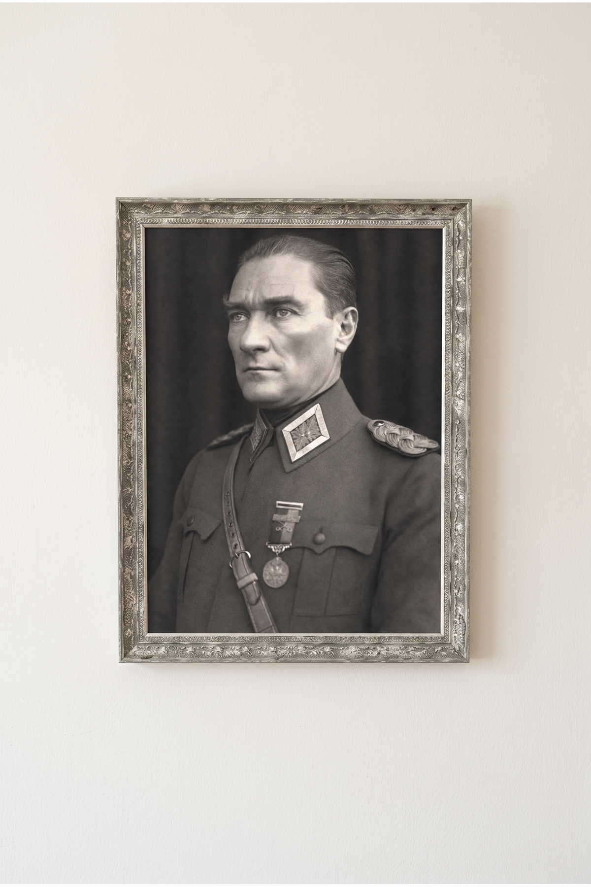 Atatürk Tablosu, Çerçeveli, Camlı, Ayaklı, Kaliteli Baskı Dekoratif Duvar ve Masaüstü Tablosu – Çiçekli Gümüş