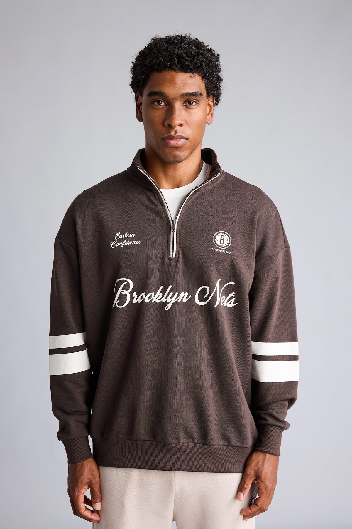 DeFacto NBA Brooklyn Nets Yarım Fermuarlı Dik Yaka Oversize Sweatshirt H9639AX26AU görsel 3