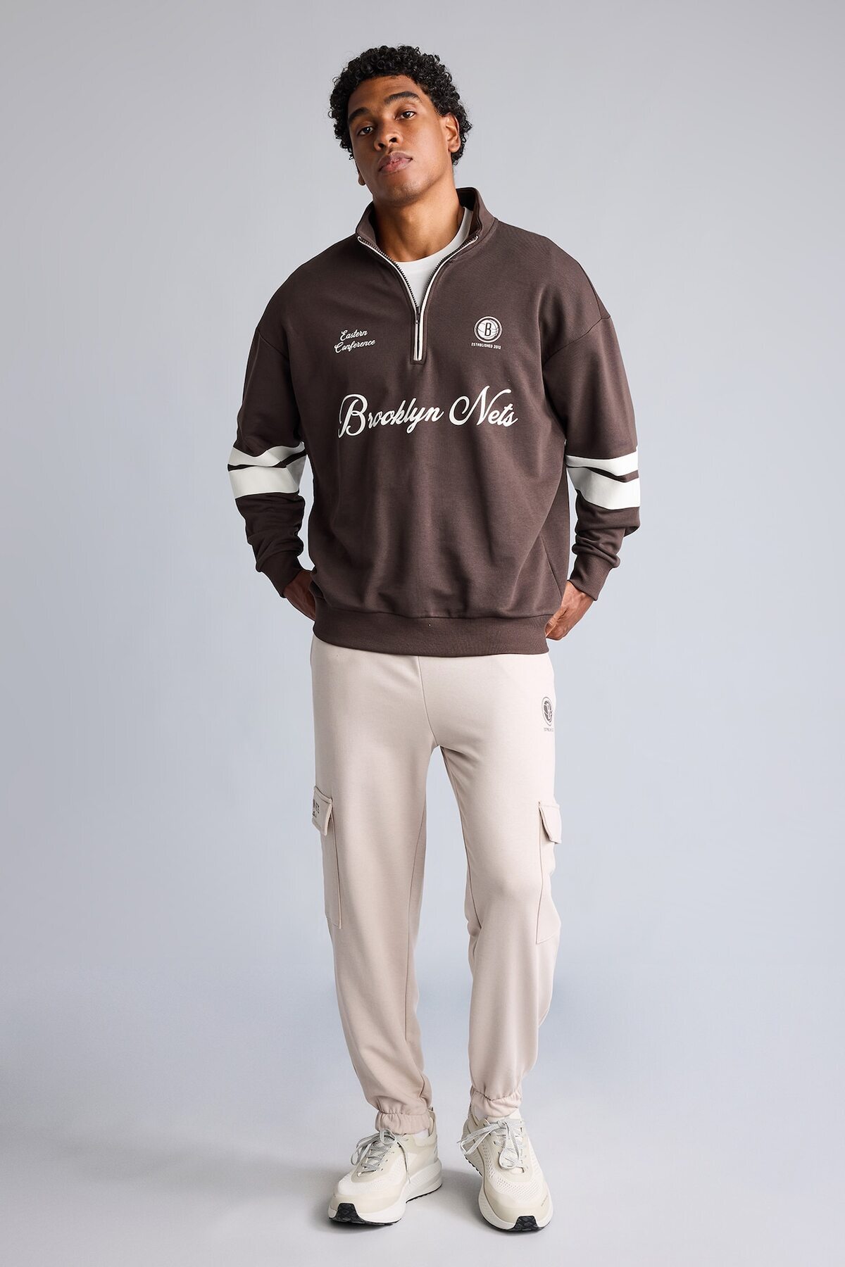 DeFacto NBA Brooklyn Nets Yarım Fermuarlı Dik Yaka Oversize Sweatshirt H9639AX26AU görsel 2
