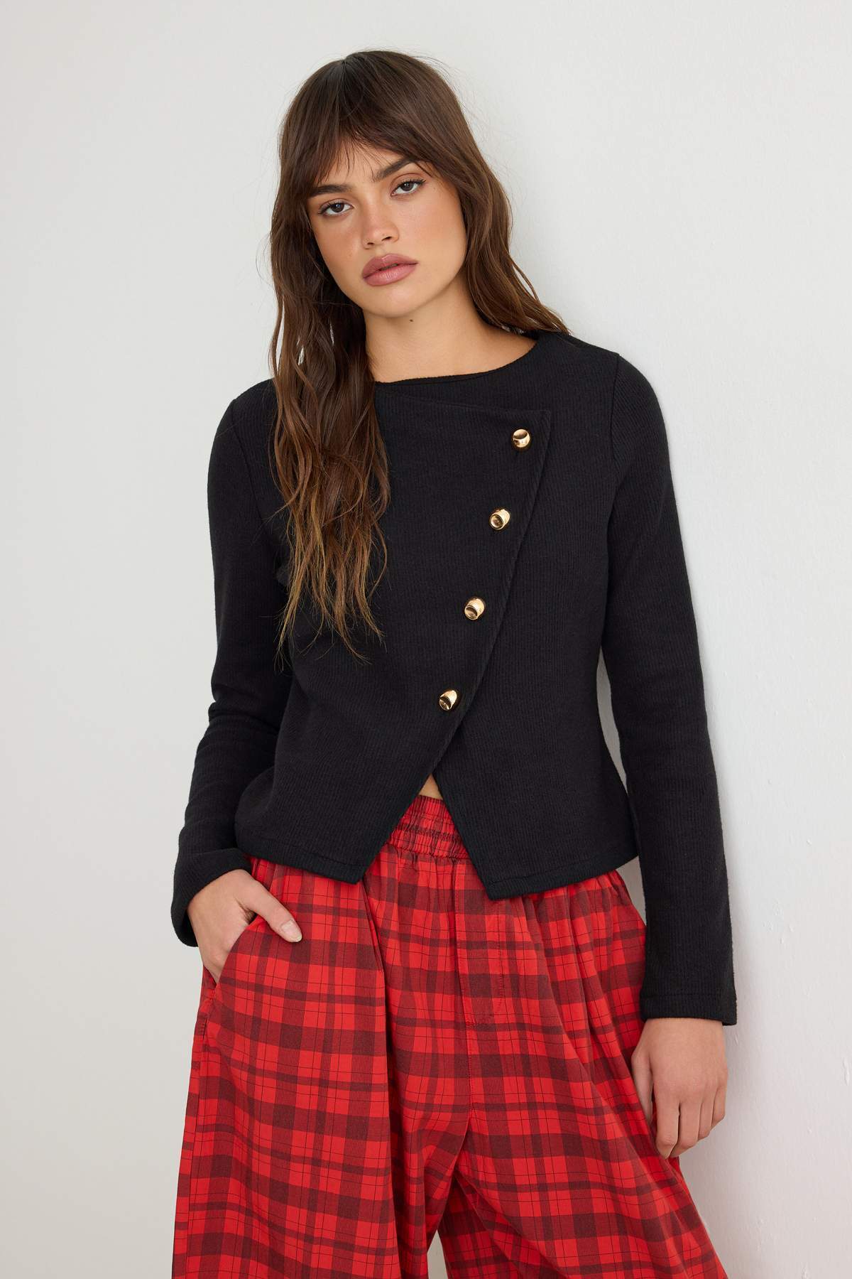 Trendyolmilla Siyah Asimetrik Düğme Detaylı Regular Örme Bluz TWOAW26BZ00274