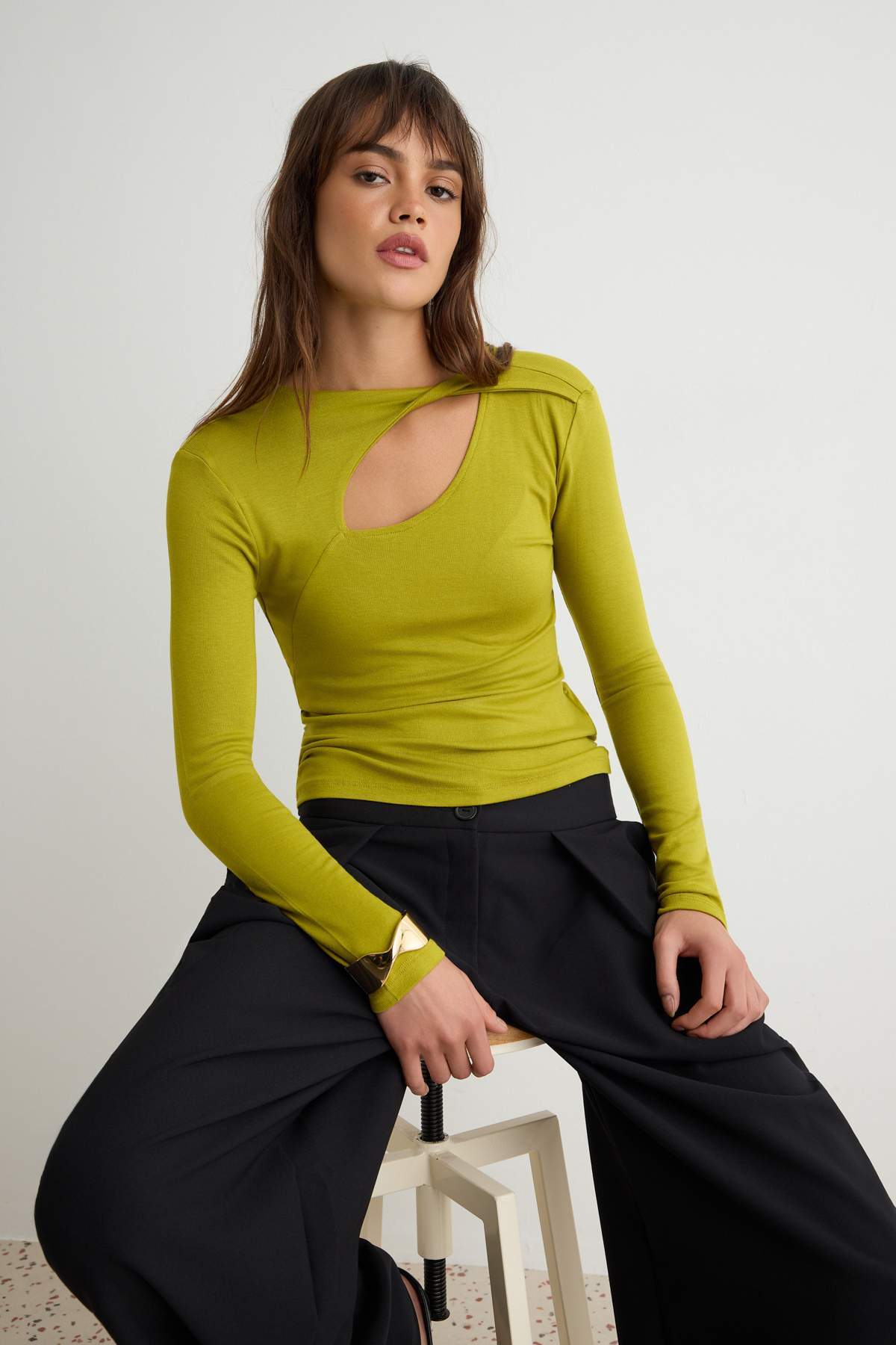 Trendyolmilla Yağ Yeşili Düz Fitted Bisiklet Yaka Standart Kol Uzun Premium Yumuşak Örme Bluz TWOSS26BZ00247