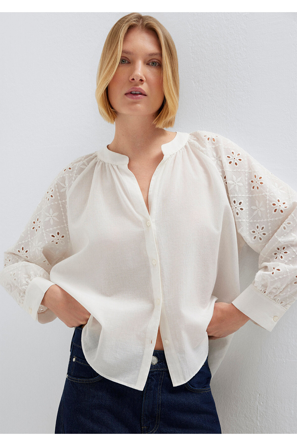 Dantel Detaylı Beyaz Gömlek Loose Fit / Bol Rahat Kesim 1211346-620 — سفید — تصویر 3 از 8