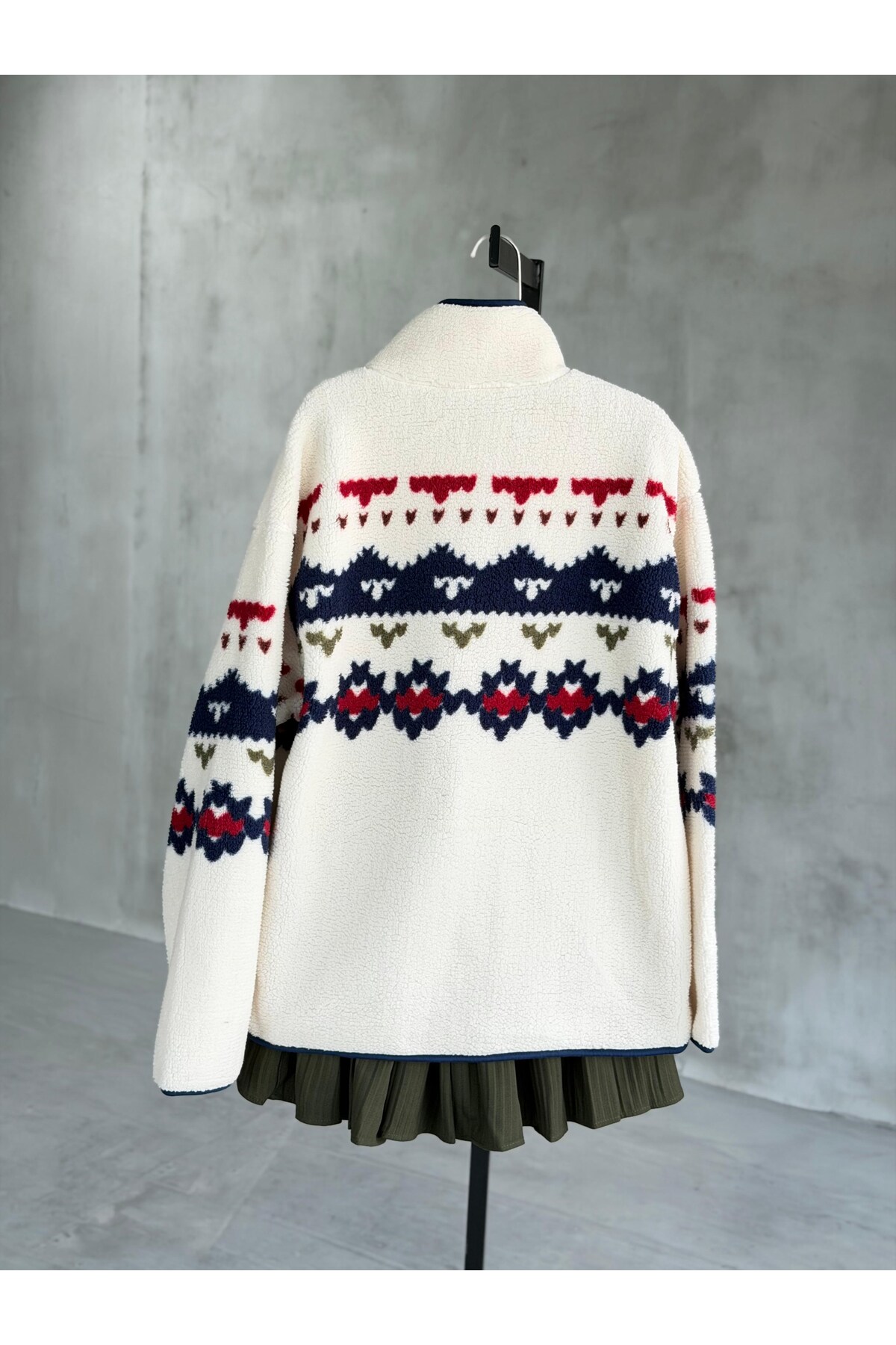 By Pakize Peluş Teddy Kilim Desenli Cepli Ceket görsel 5