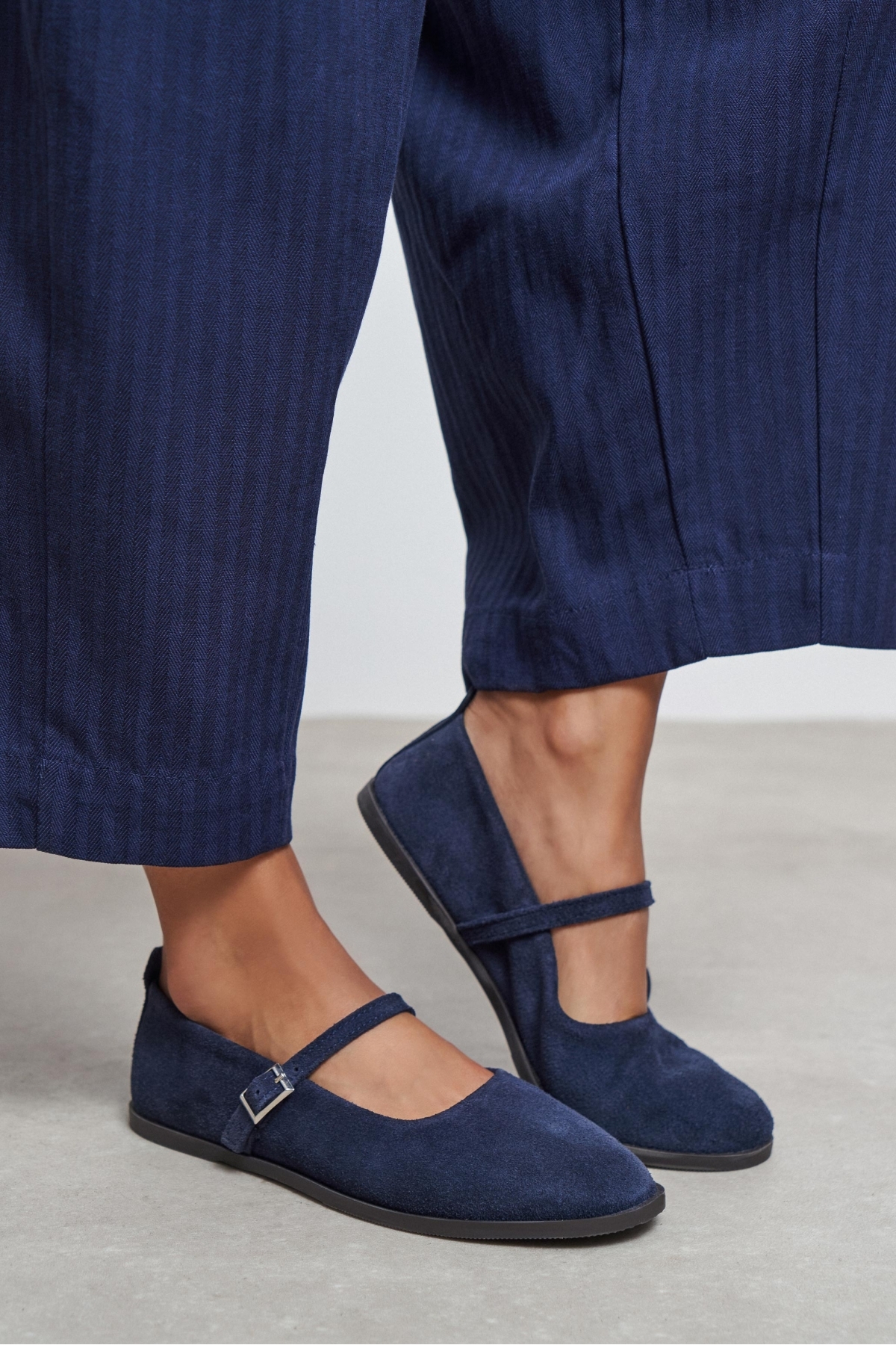 NİŞANTAŞI SHOES Jade Lacivert Süet Deri Tek Toka Detay Kapalı Burun Düz Taban Kadın Babet